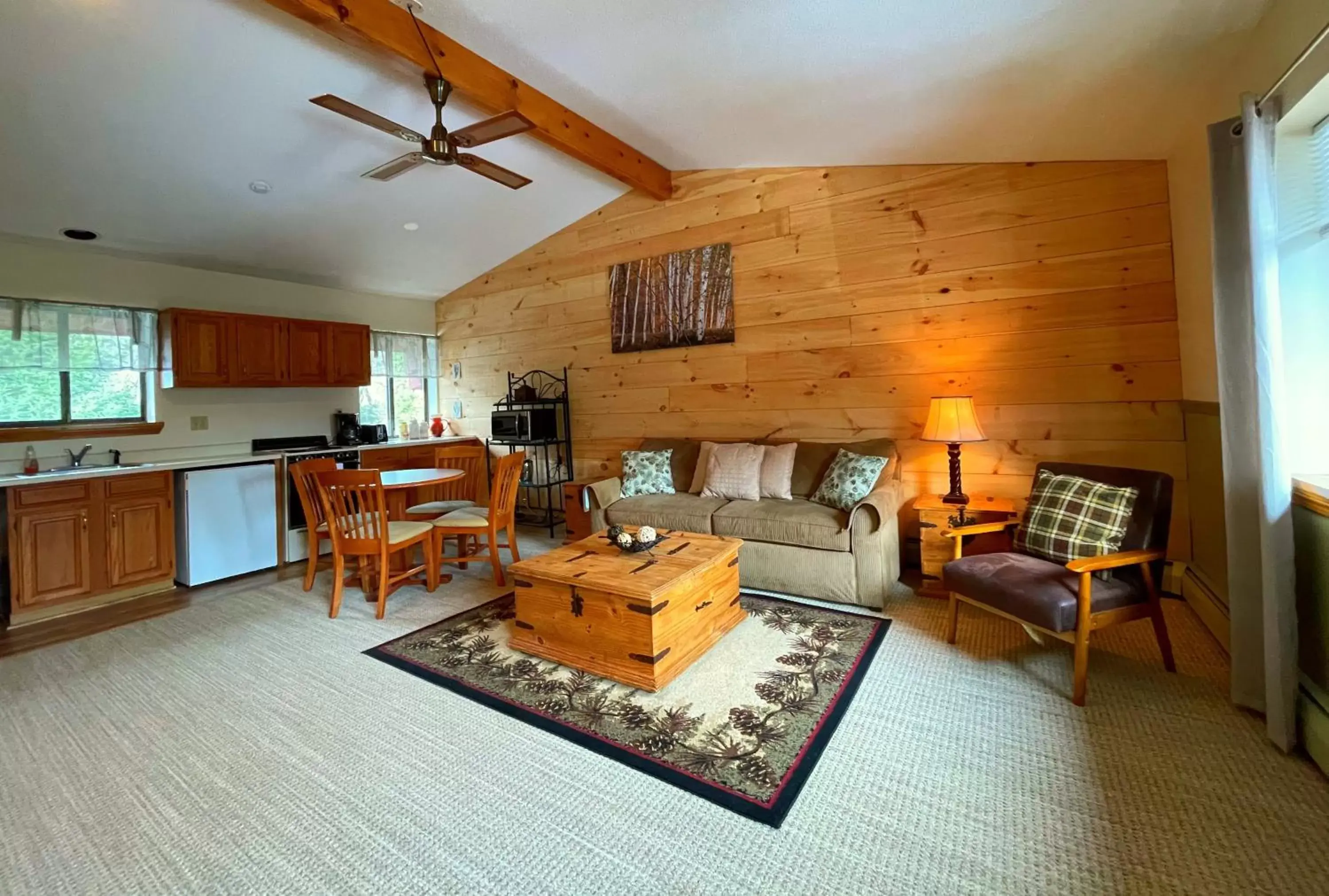 Kitchen or kitchenette, Seating Area in The Snowed Inn