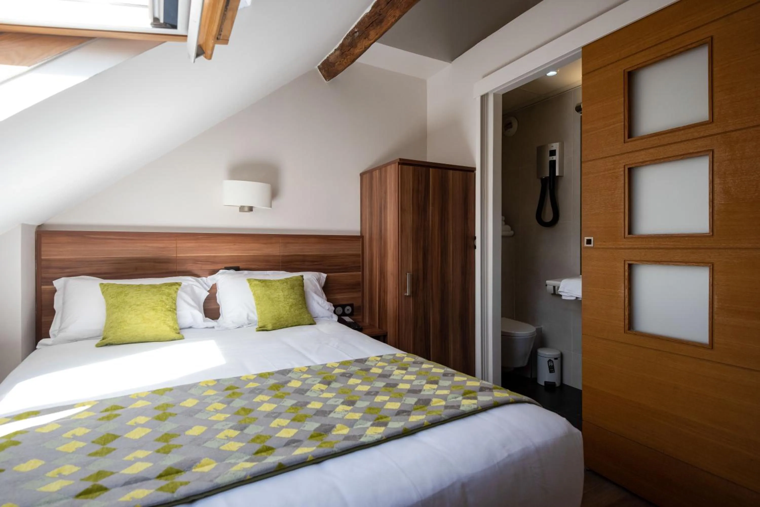 Bed in Hotel Chabrol Opera