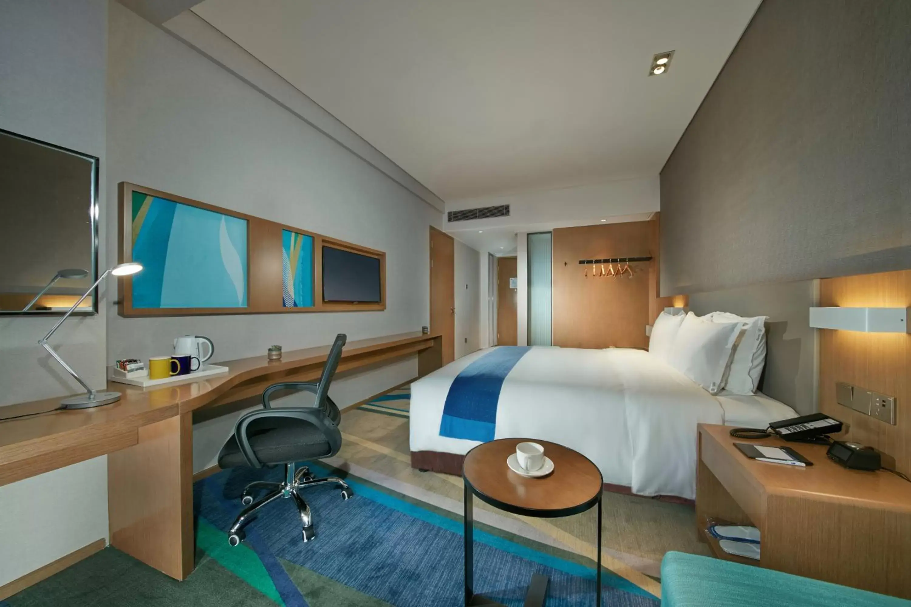 Photo of the whole room in Holiday Inn Express Hangzhou East Station, an IHG Hotel