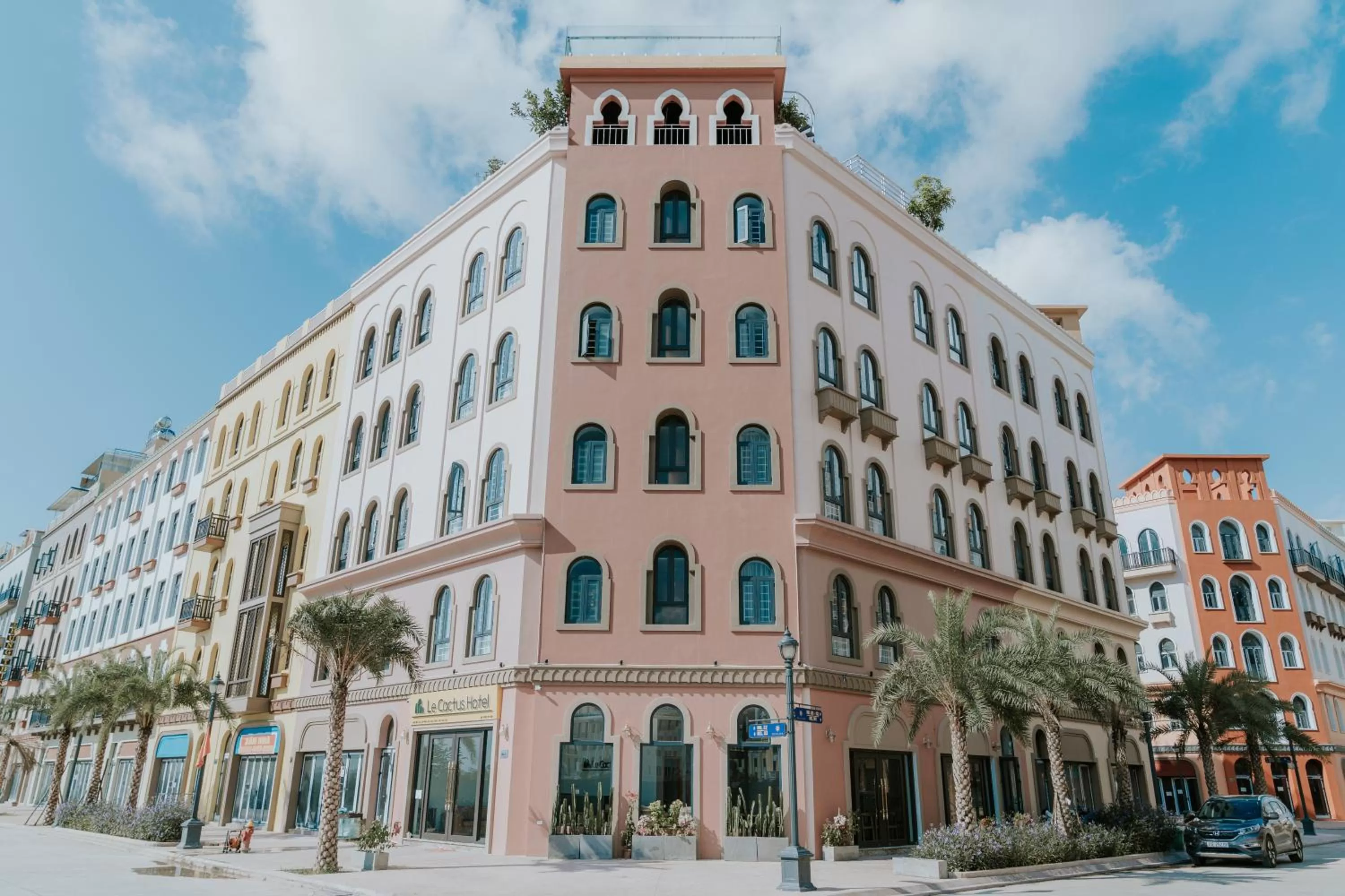 Property building in Le Cactus Hotel Ha Long