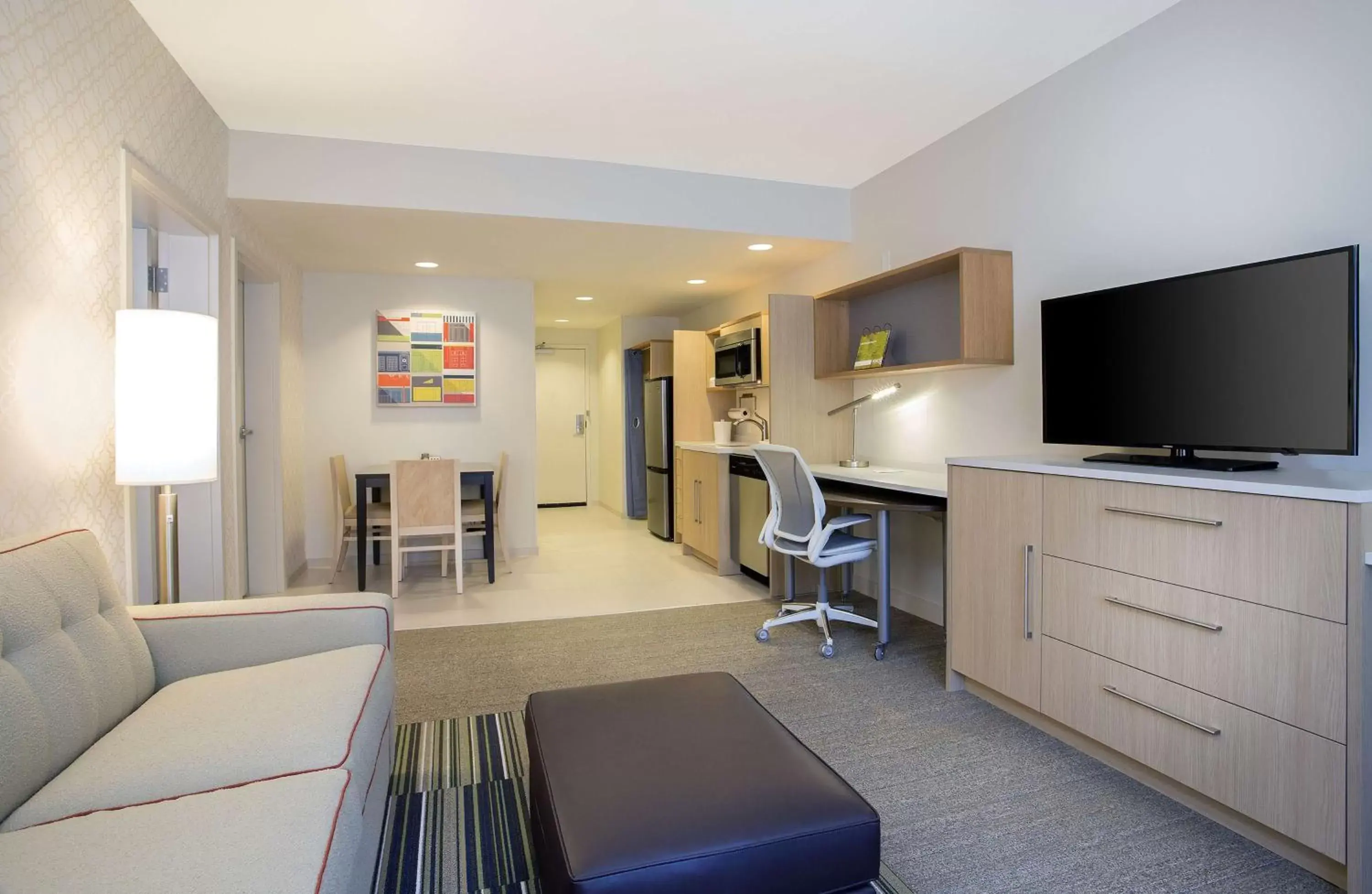 Living room, TV/Entertainment Center in Home2 Suites By Hilton Oxford