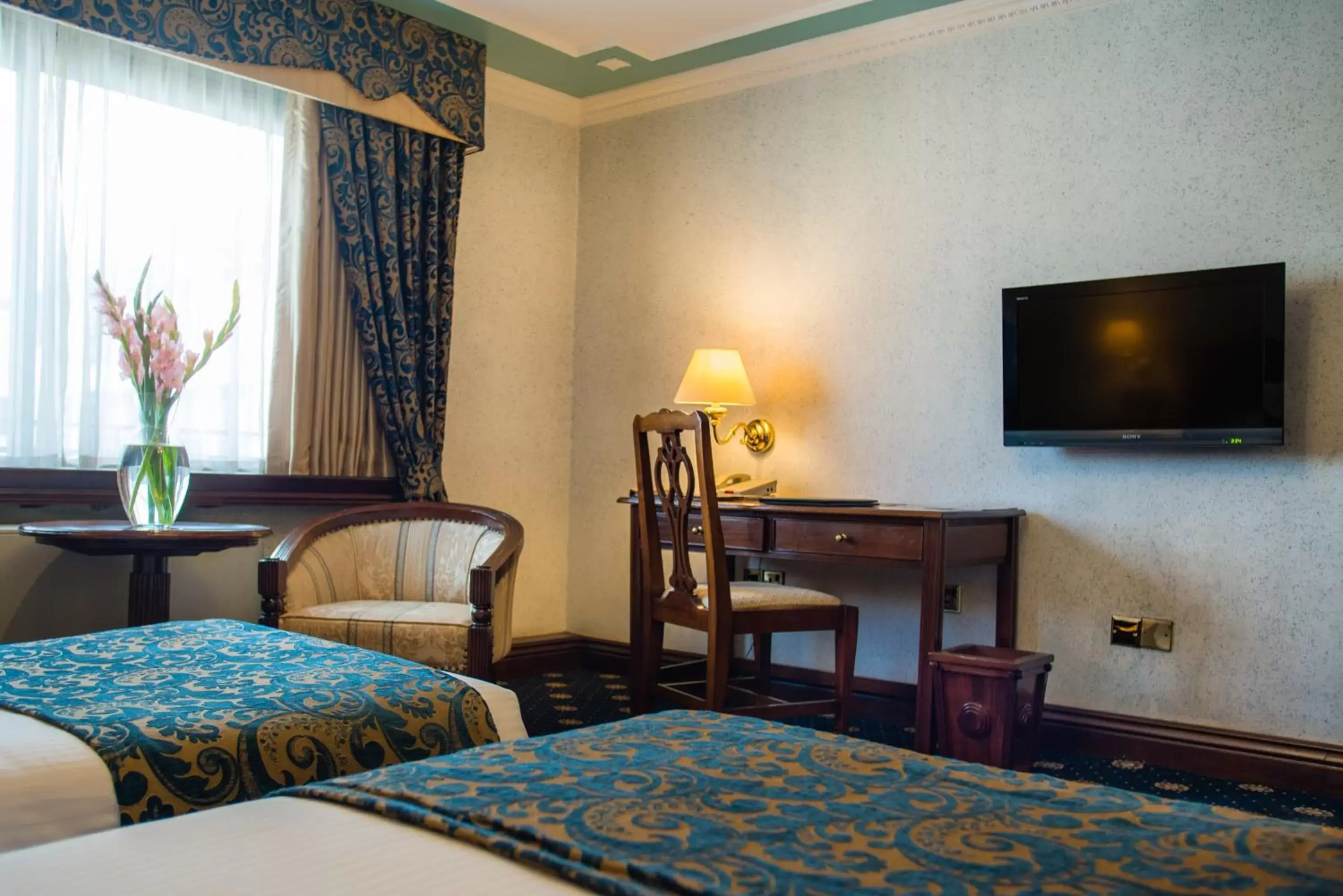 Bed, TV/Entertainment Center in Sarova Stanley