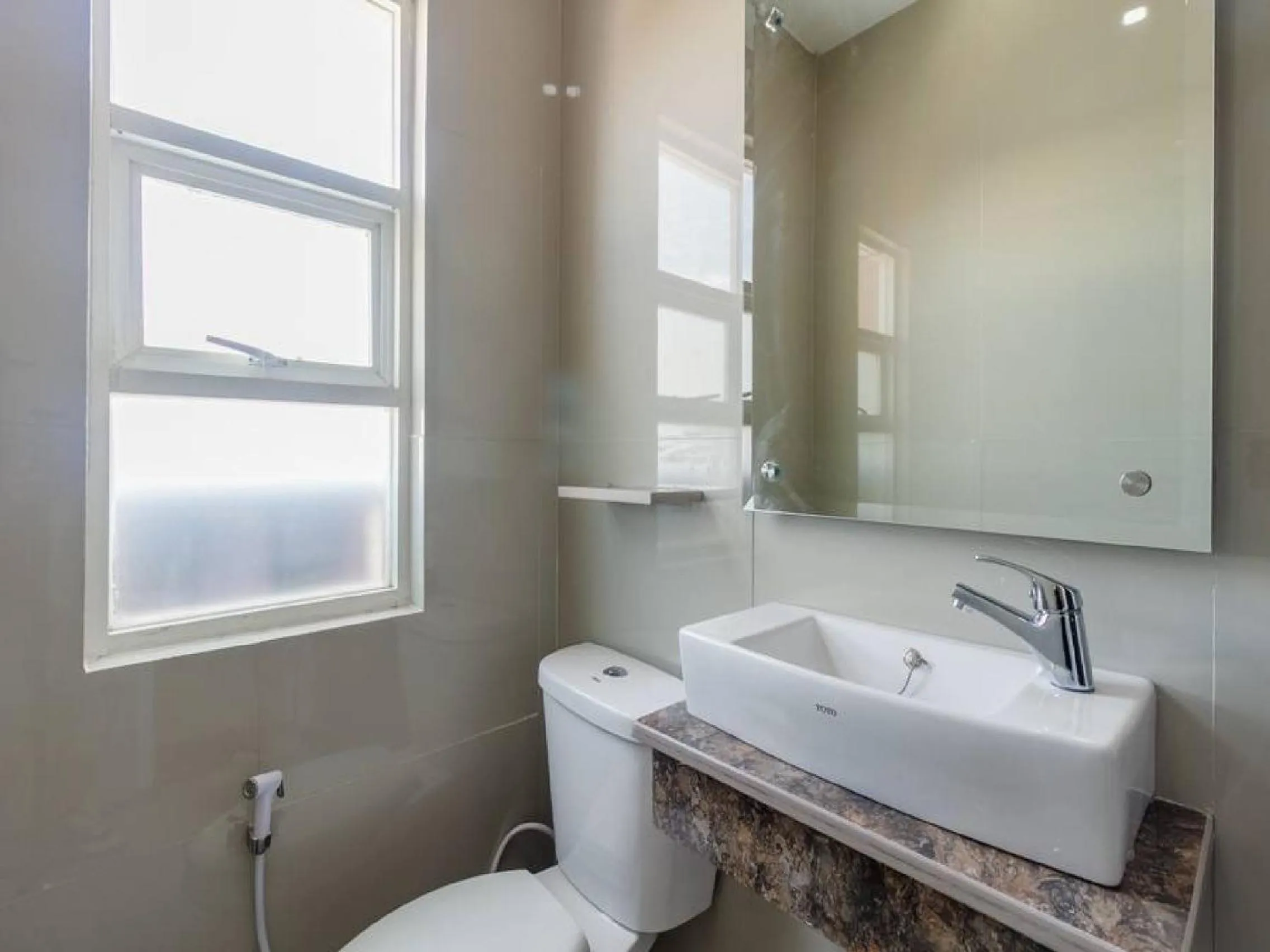 Bathroom in RedDoorz Plus at Boulevard Panakkukang Makassar