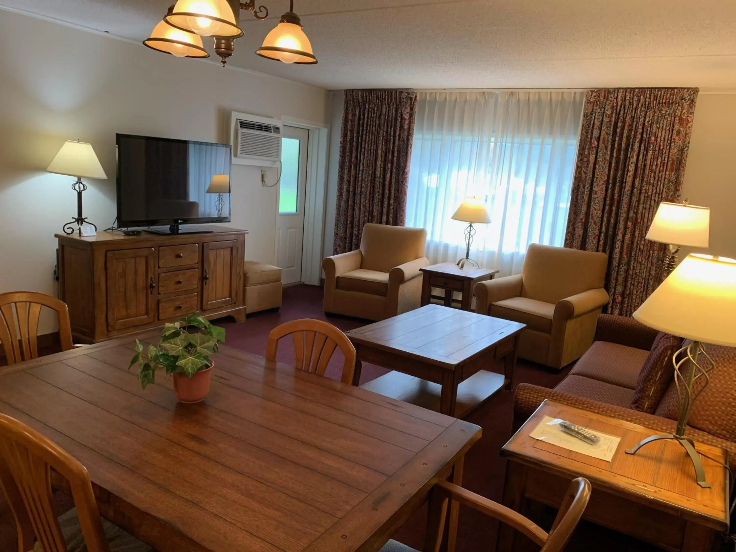Living room, Seating Area in Fireside Inn & Suites Gilford