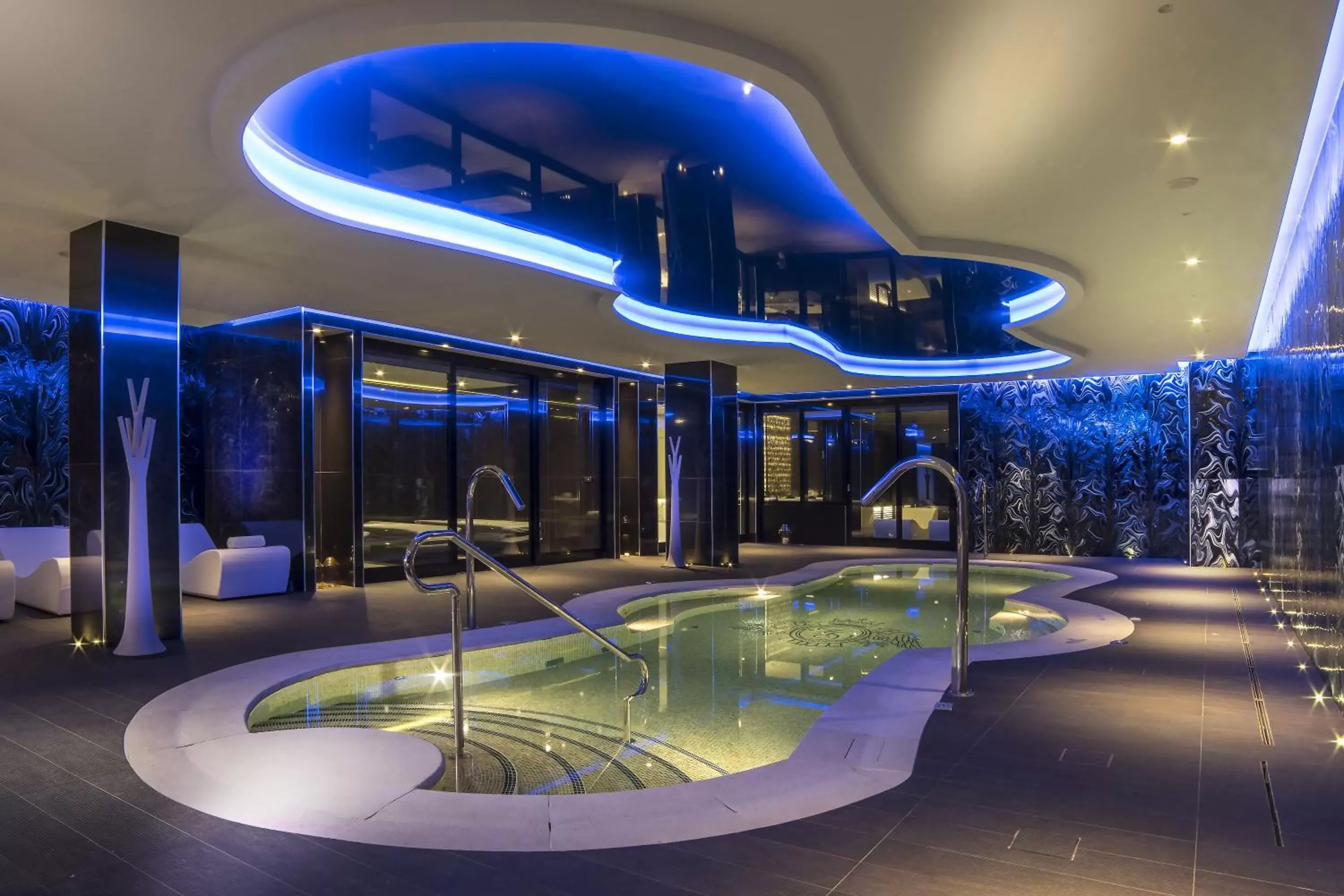 Hot Tub, Swimming Pool in Grand Hotel Vanvitelli