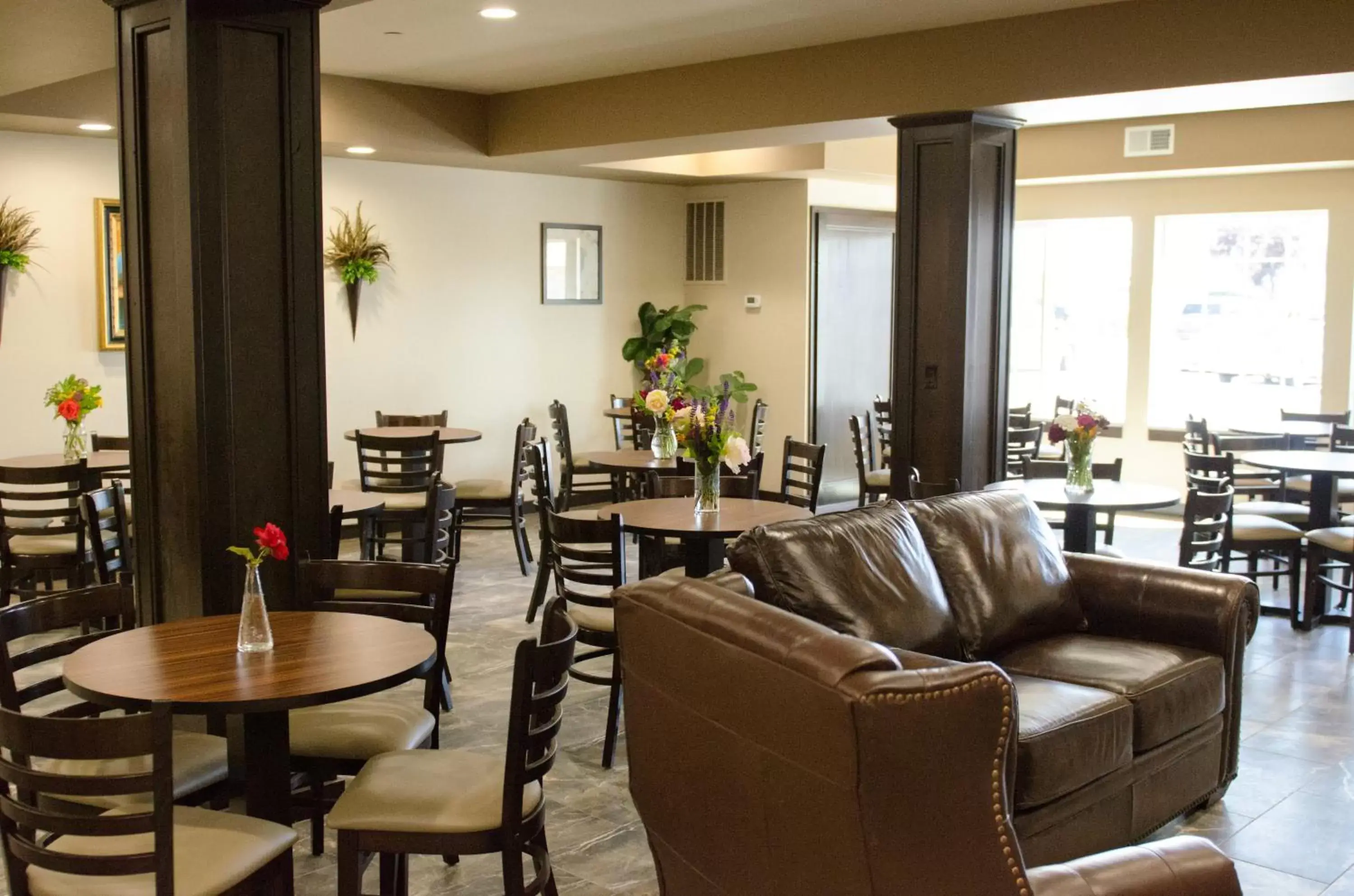 Restaurant/places to eat, Lounge/Bar in Inn at Moses Lake