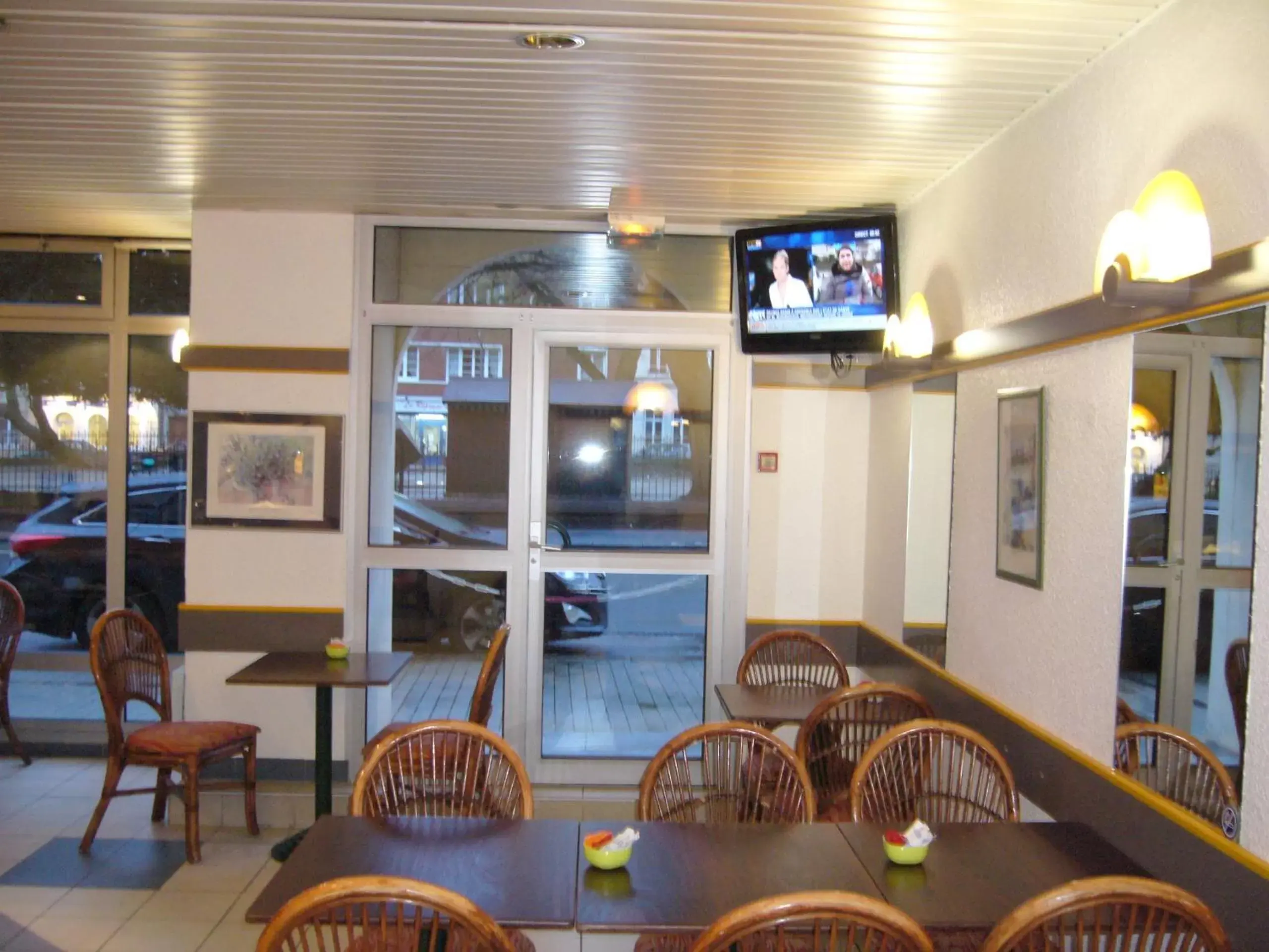Restaurant/places to eat, Lounge/Bar in HOTEL LES GENS DE MER EGG HOTEL Dieppe