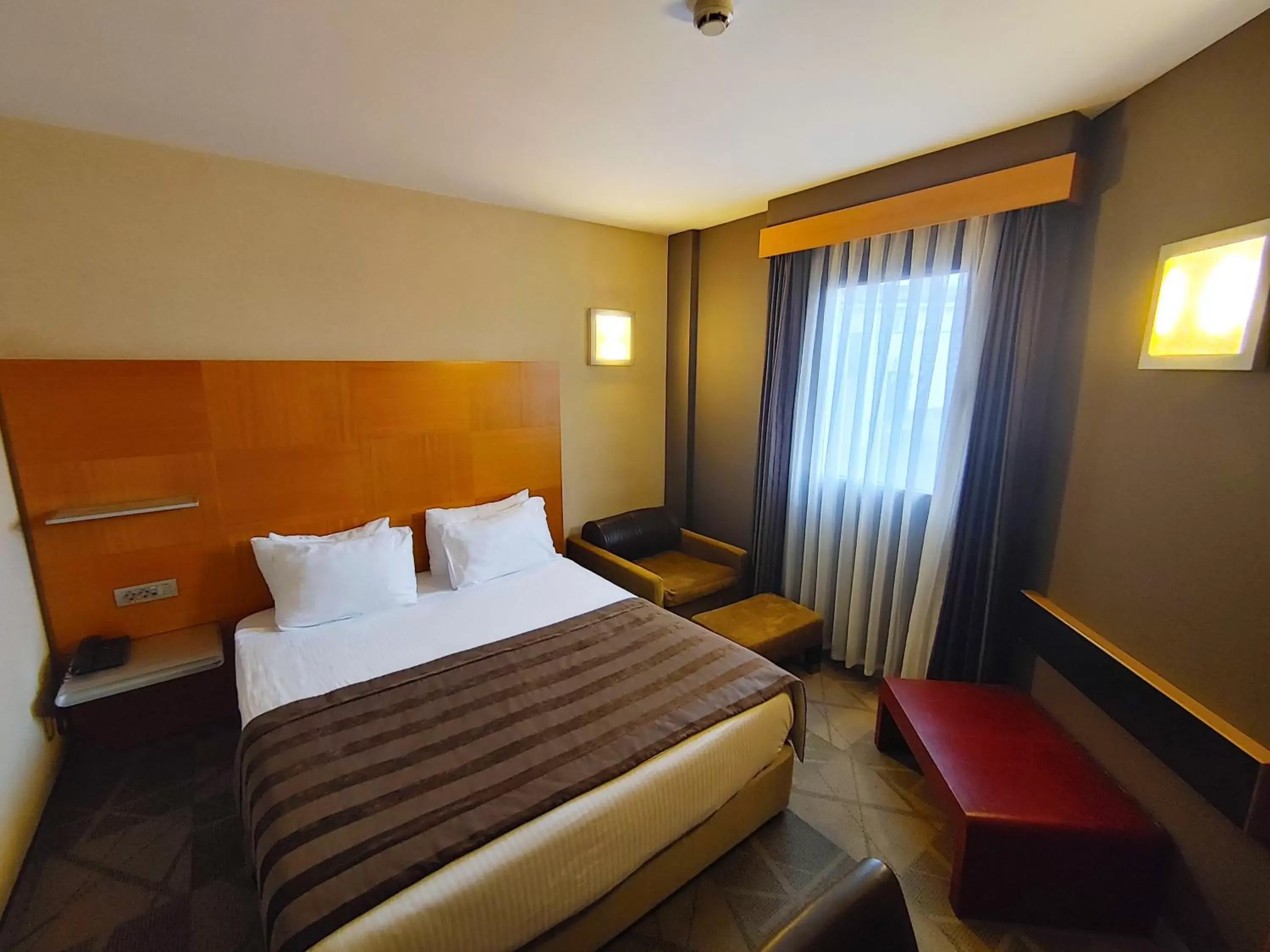 Photo of the whole room, Bed in Point Hotel Taksim