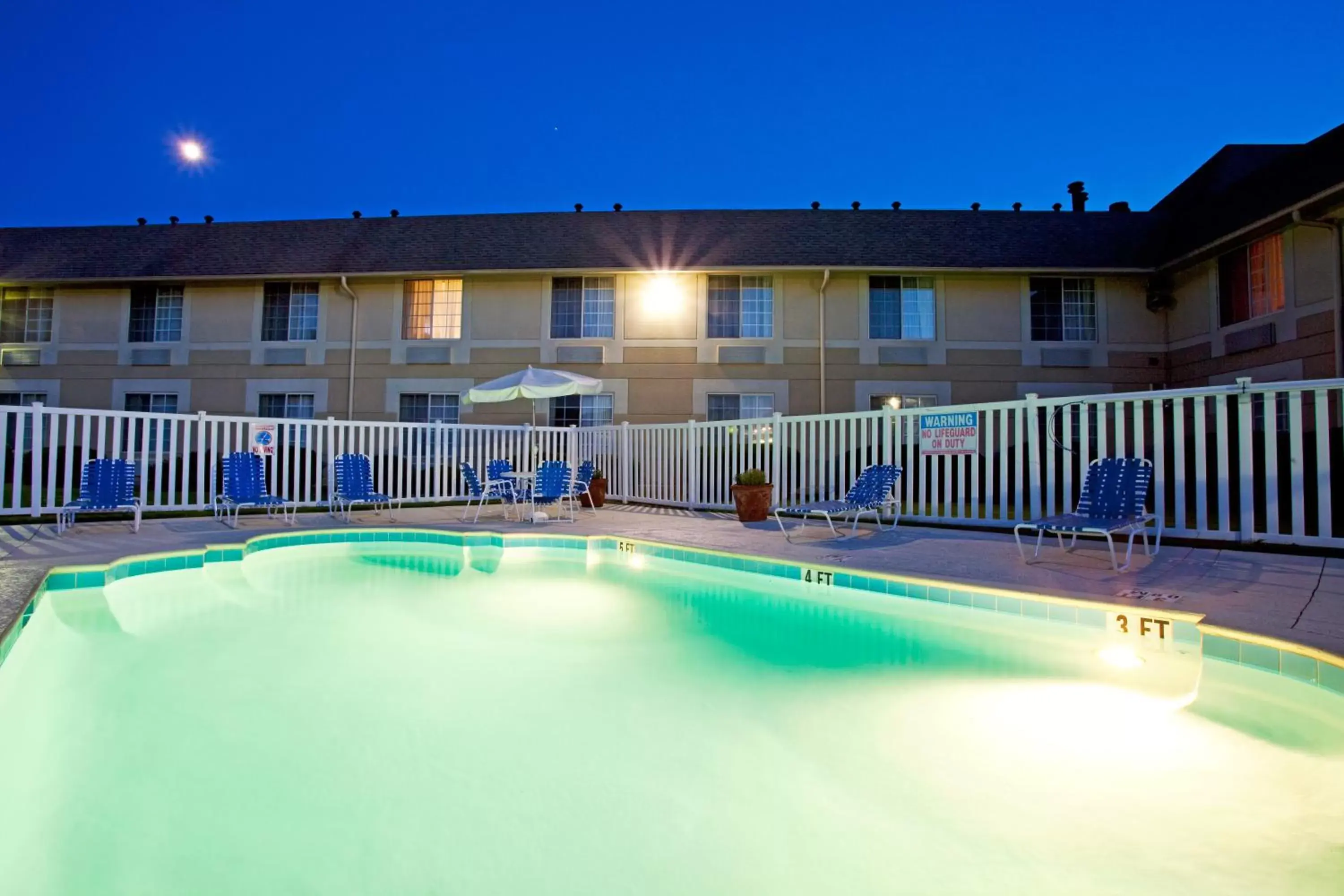 Swimming pool, Property Building in Baymont Inn & Suites Braselton