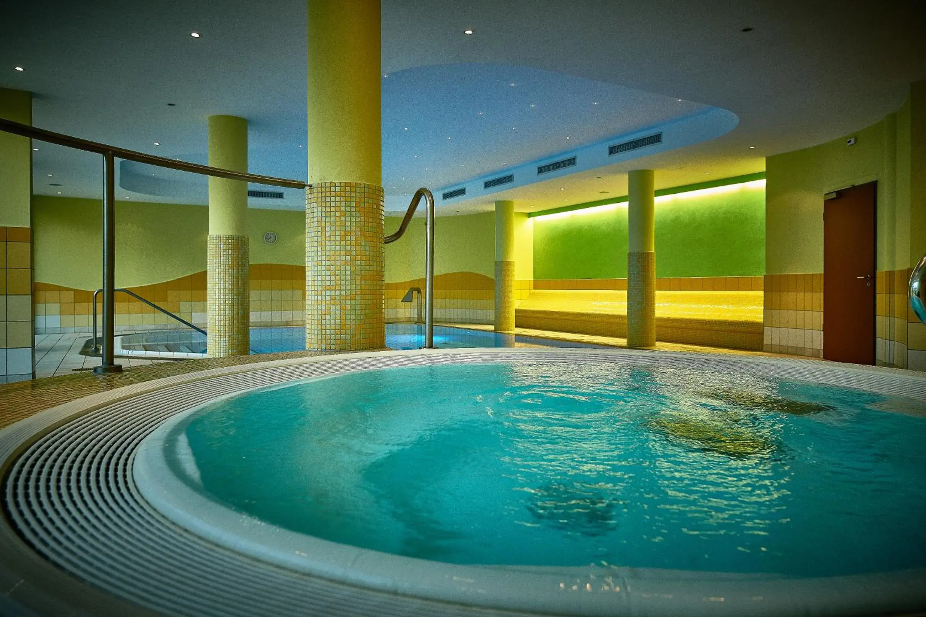 Hot Tub, Swimming Pool in Hotel Herzog Heinrich