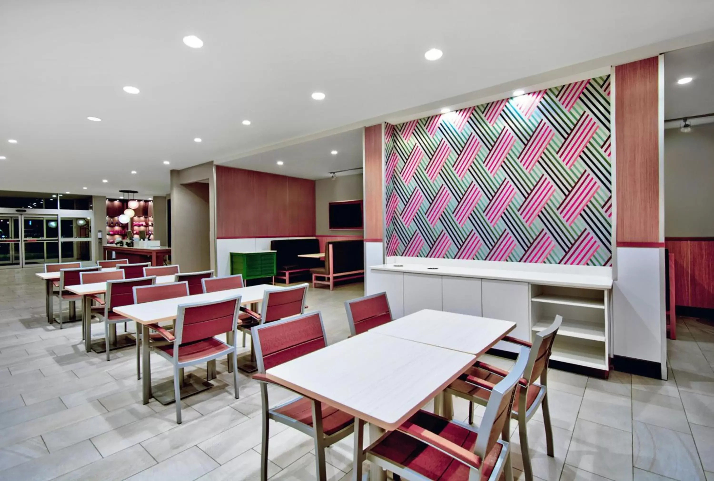 Dining area, Restaurant/Places to Eat in Holiday Inn - Erie, an IHG Hotel