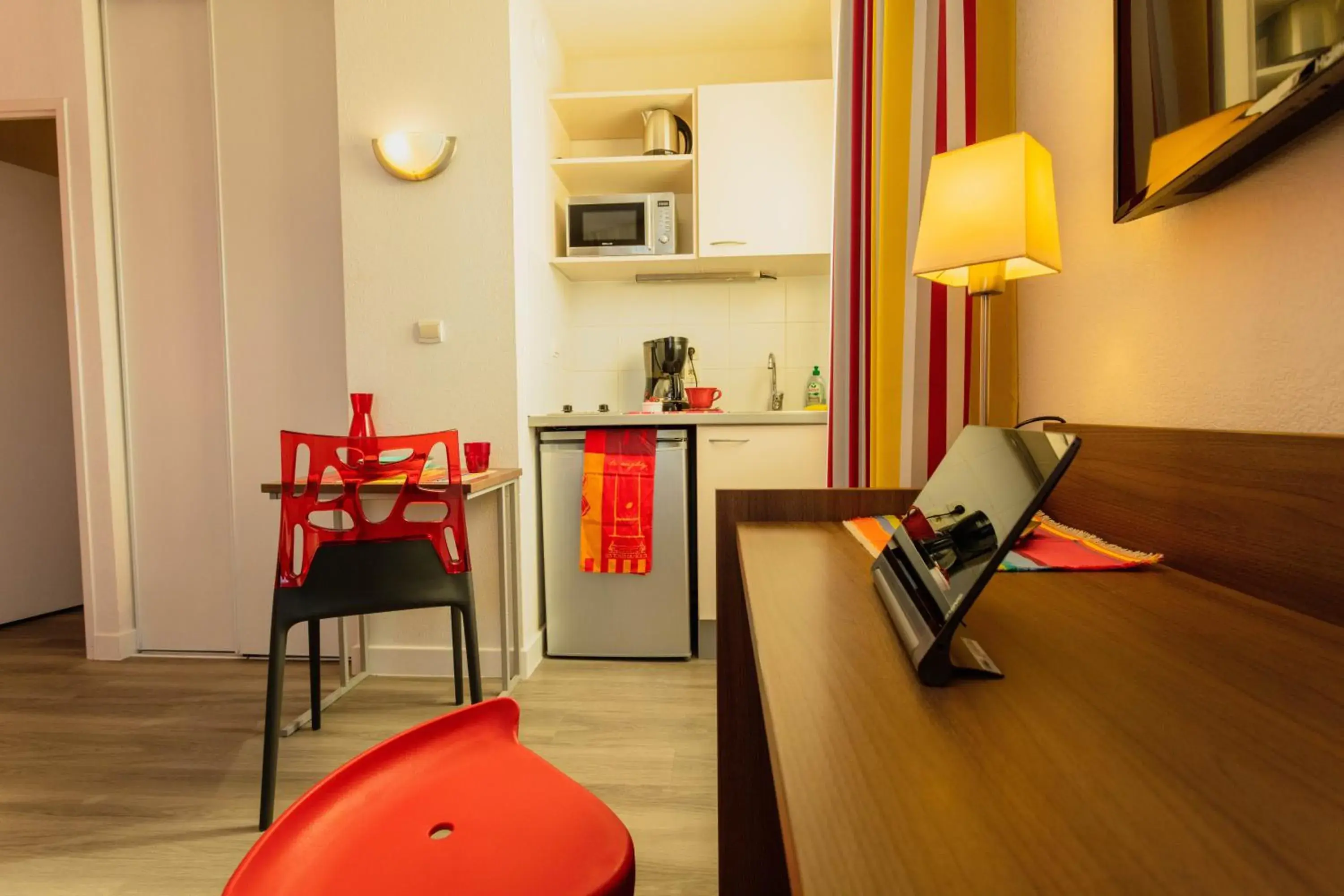 Kitchen or kitchenette, Seating Area in Appart-Hotel Mer & Golf City Perpignan Centre