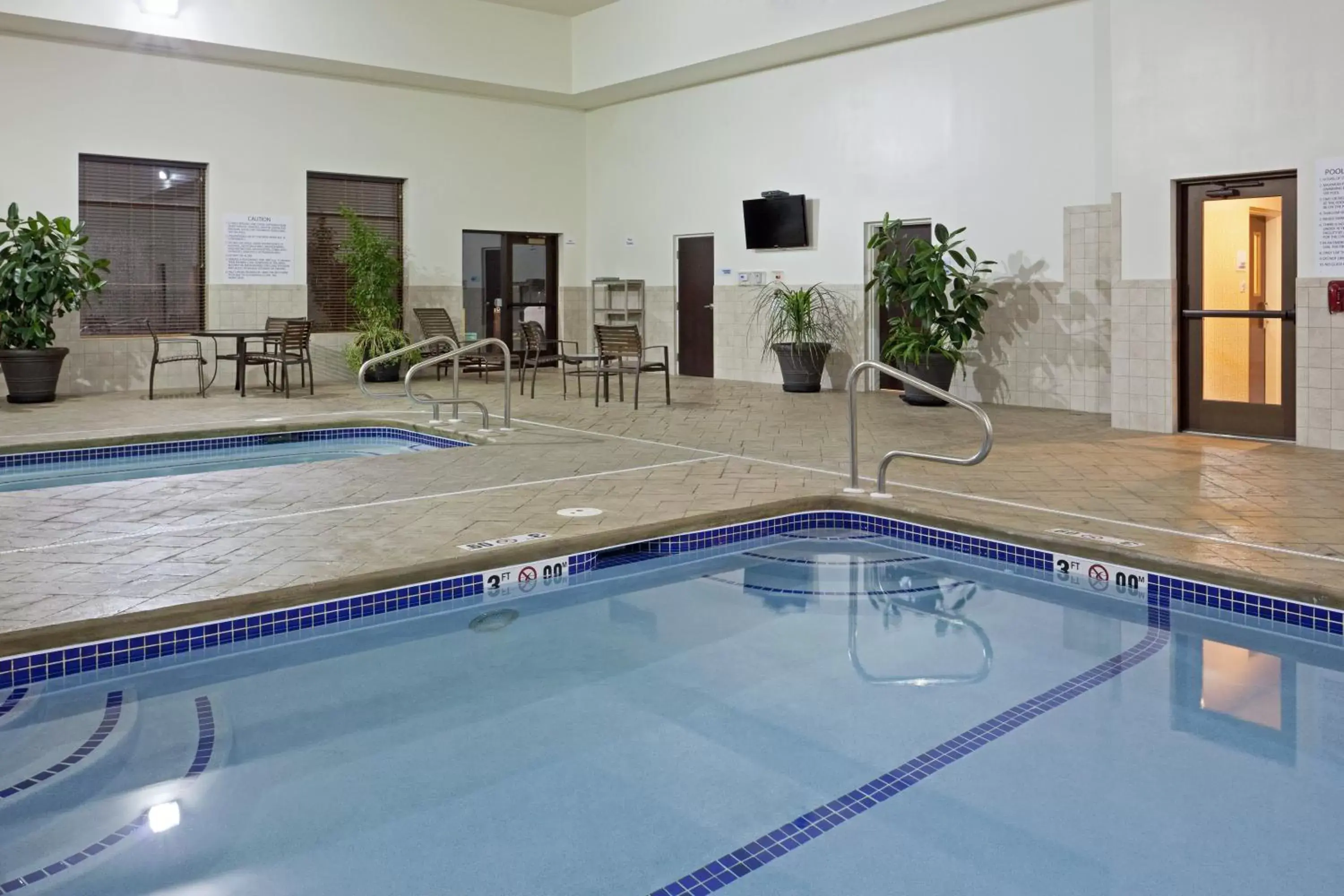 Spa and wellness centre/facilities, Swimming Pool in Holiday Inn Express & Suites Malone, an IHG Hotel