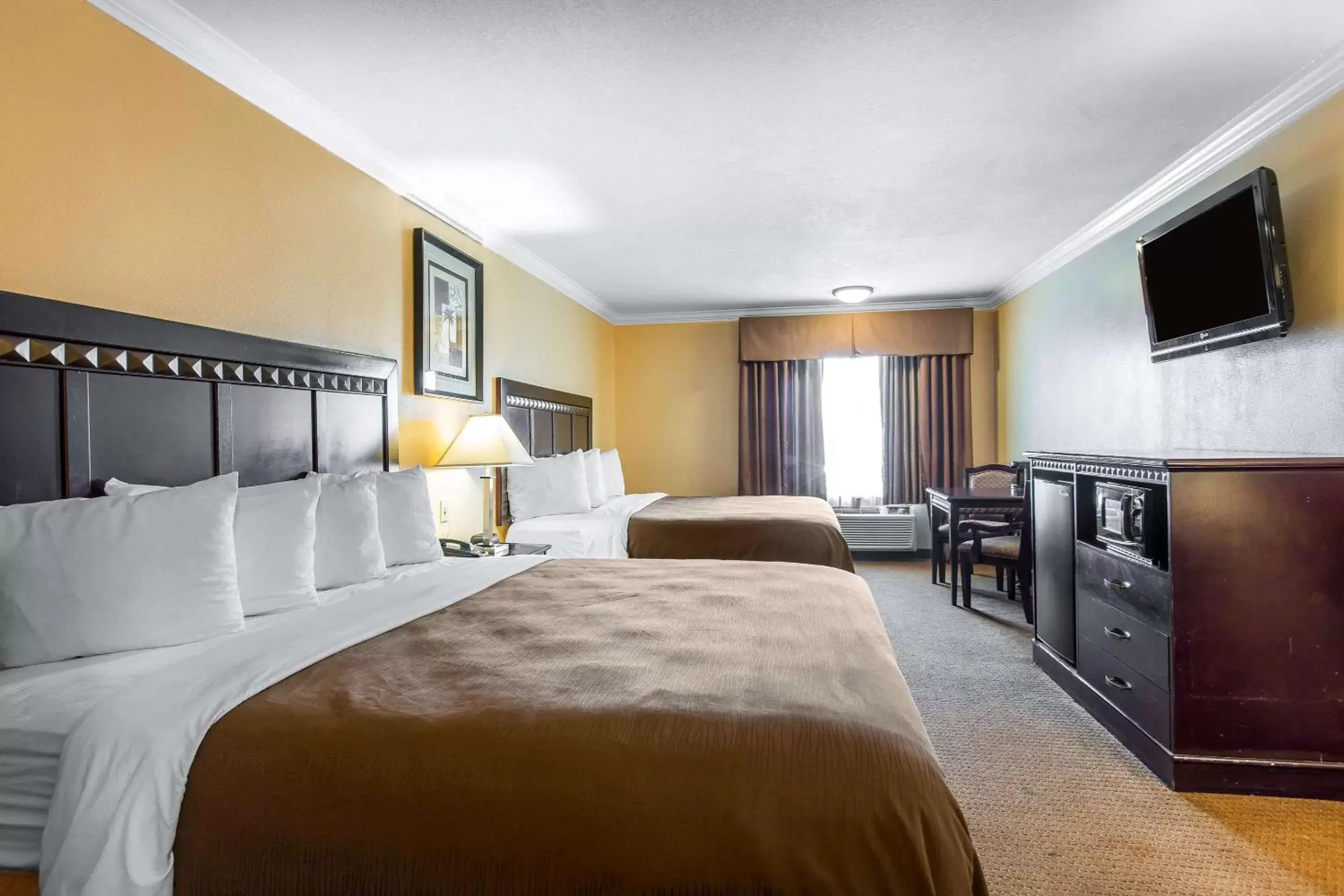 Photo of the whole room, Bed in Quality Inn & Suites Bell Gardens-Los Angeles