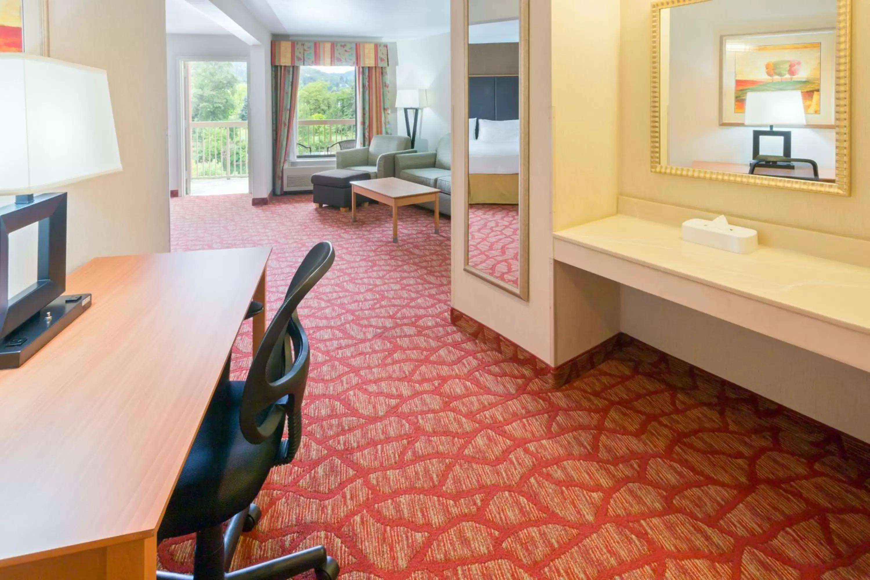 Photo of the whole room, TV/Entertainment Center in Holiday Inn Express Roseburg, an IHG Hotel