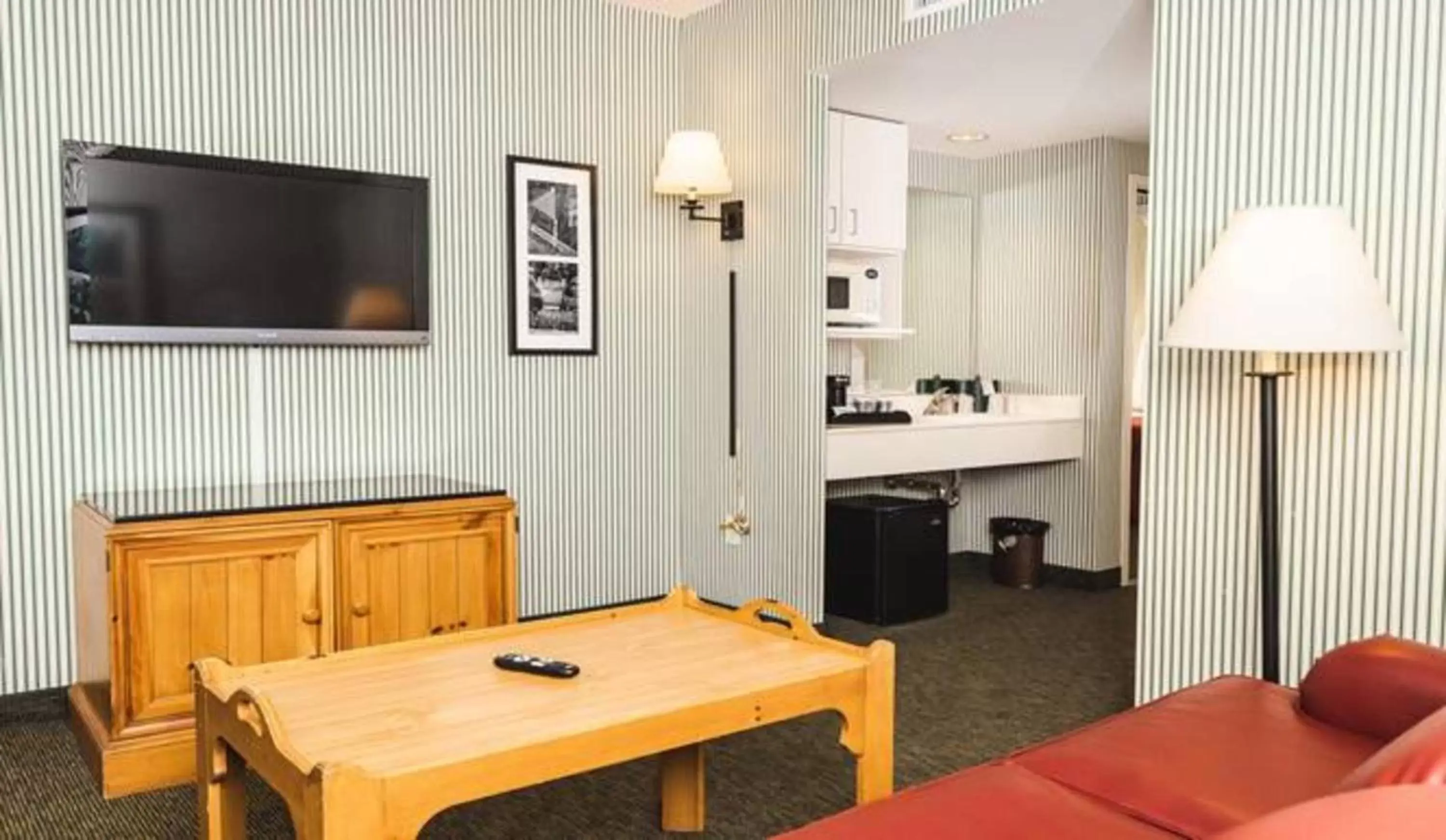 View (from property/room), TV/Entertainment Center in Williamsburg Woodlands Hotel & Suites