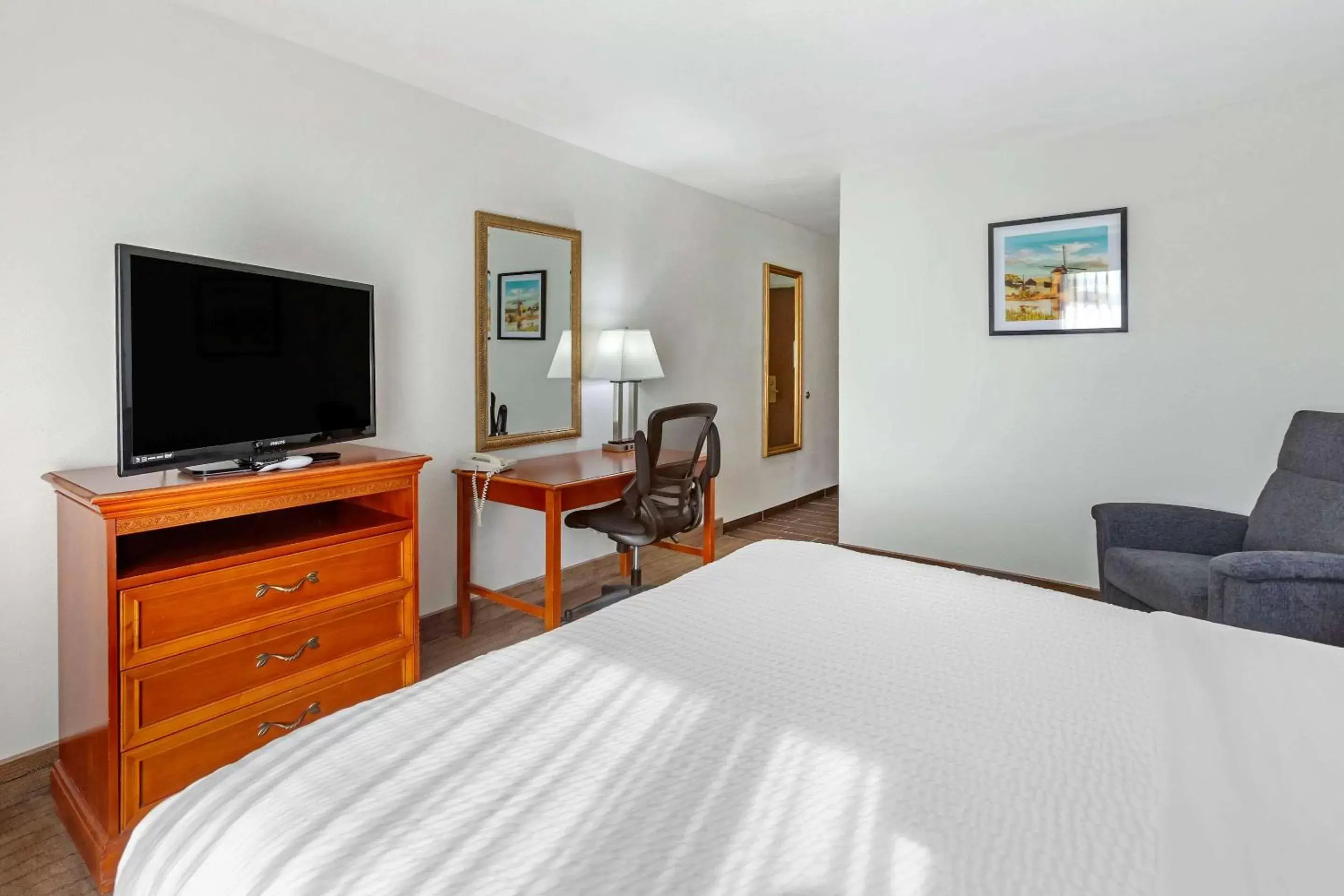 Photo of the whole room, Bed in Clarion Inn Ontario