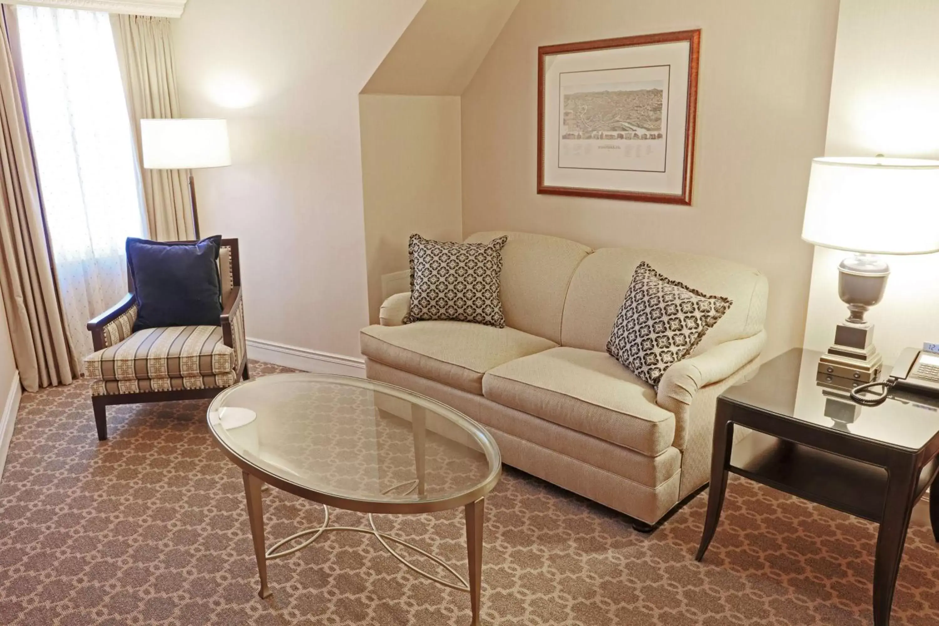 Living room, Seating Area in Hotel Roanoke & Conference Center, Curio Collection by Hilton