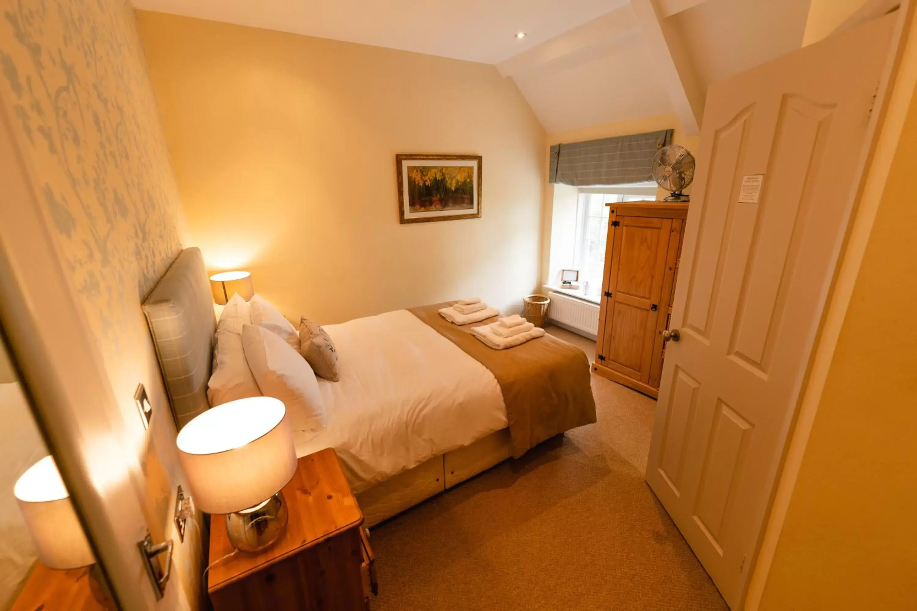 Photo of the whole room, Bed in Fox And Hounds Llancarfan