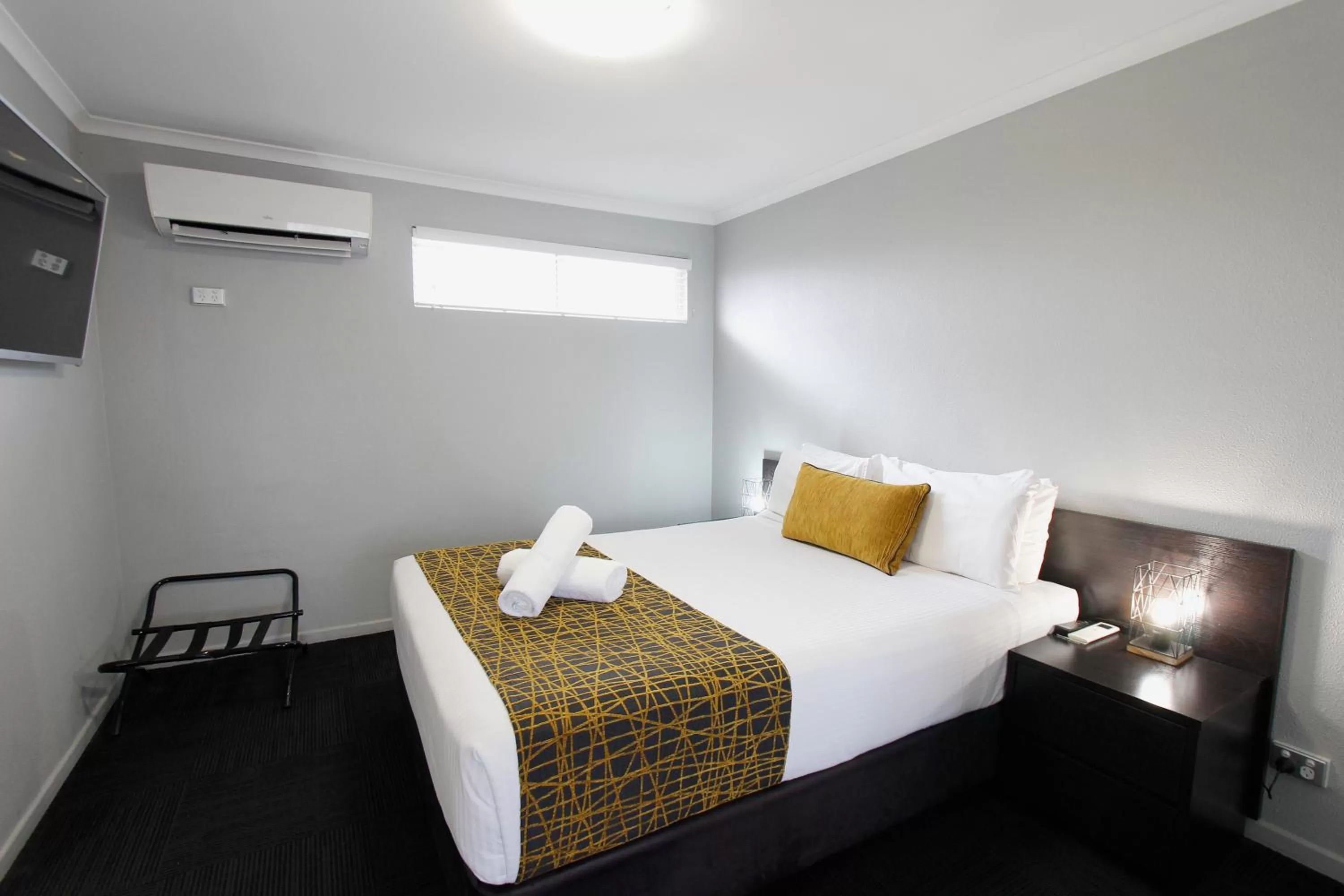 Bedroom, Bed in The Stirling Motel