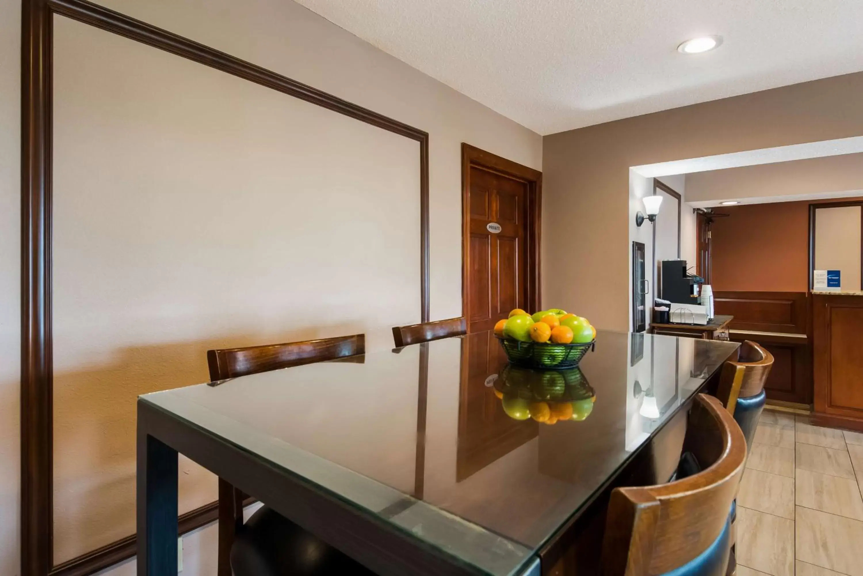 Breakfast, Dining Area in SureStay Plus Hotel by Best Western Jackson