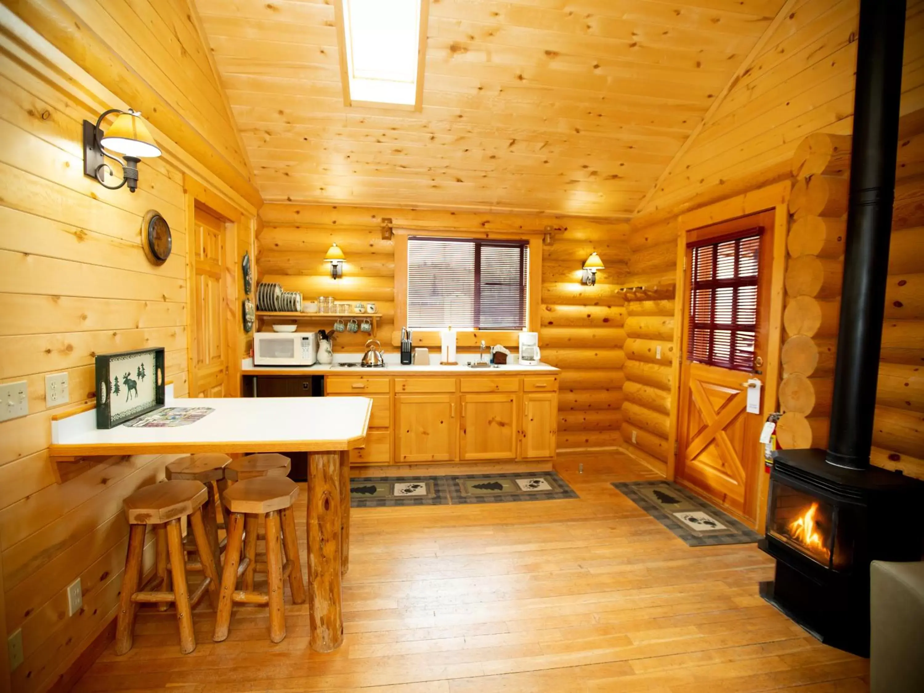 Kitchen or kitchenette, Kitchen/Kitchenette in Beartooth Hideaway Inn & Cabins