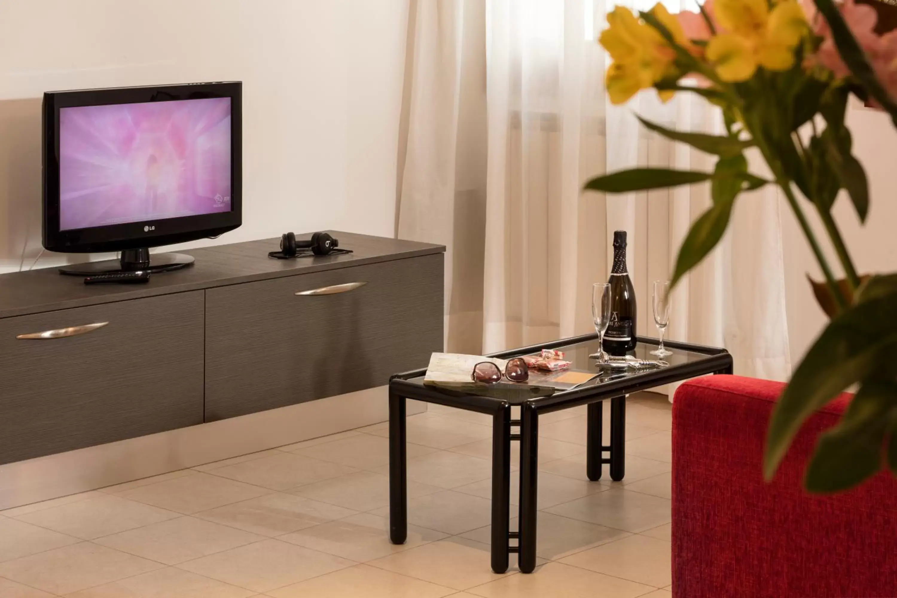 TV and multimedia, TV/Entertainment Center in Hotel Commercio & Pellegrino