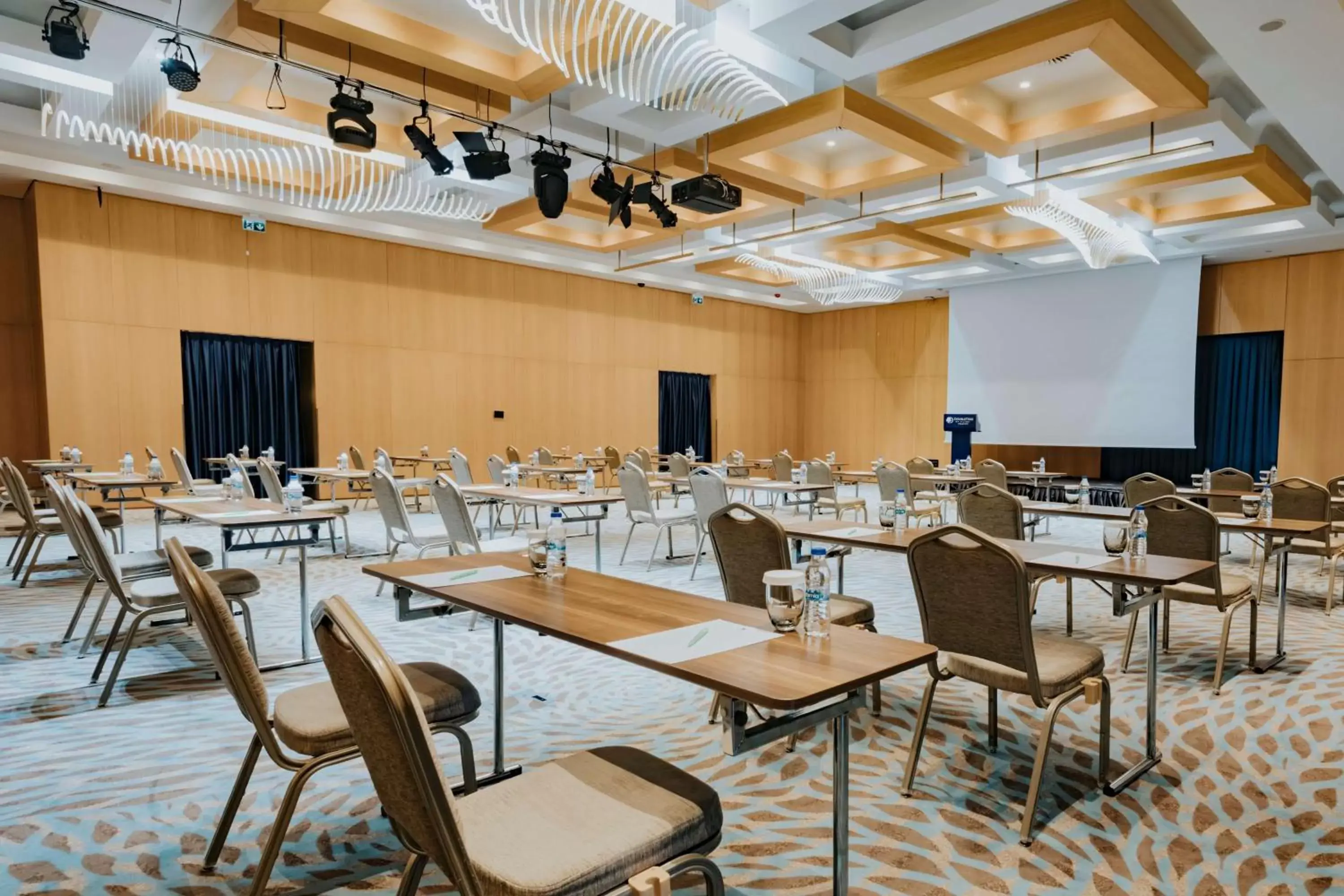 Meeting/conference room, Restaurant/Places to Eat in DoubleTree by Hilton Trabzon