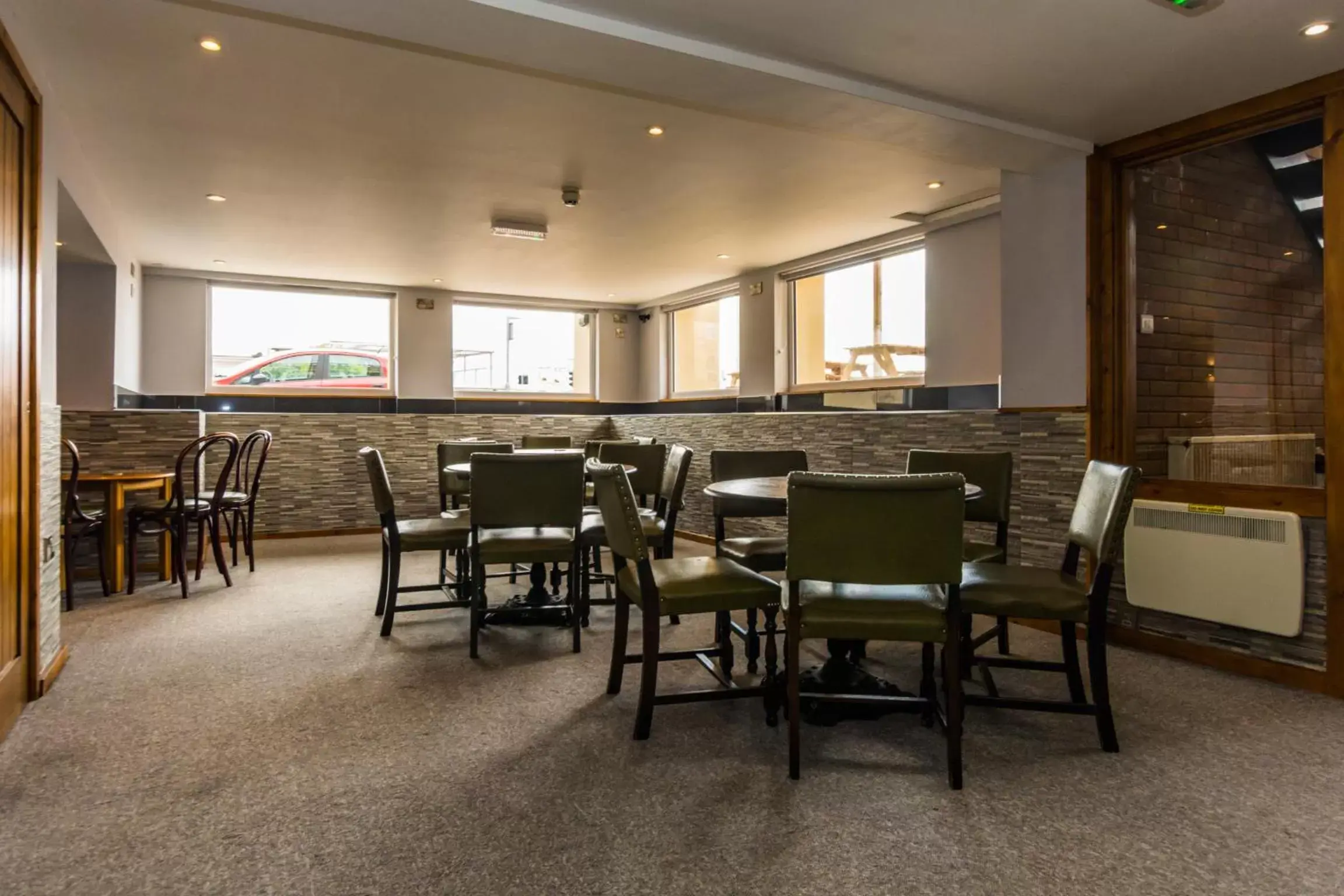 Lounge or bar, Restaurant/Places to Eat in The Sandringham Hotel