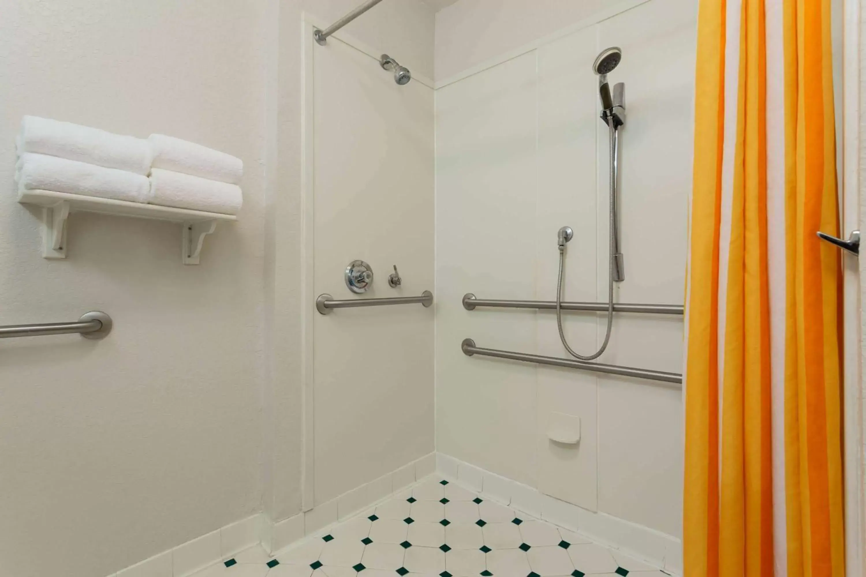 Shower, Bathroom in La Quinta by Wyndham Lakeland West