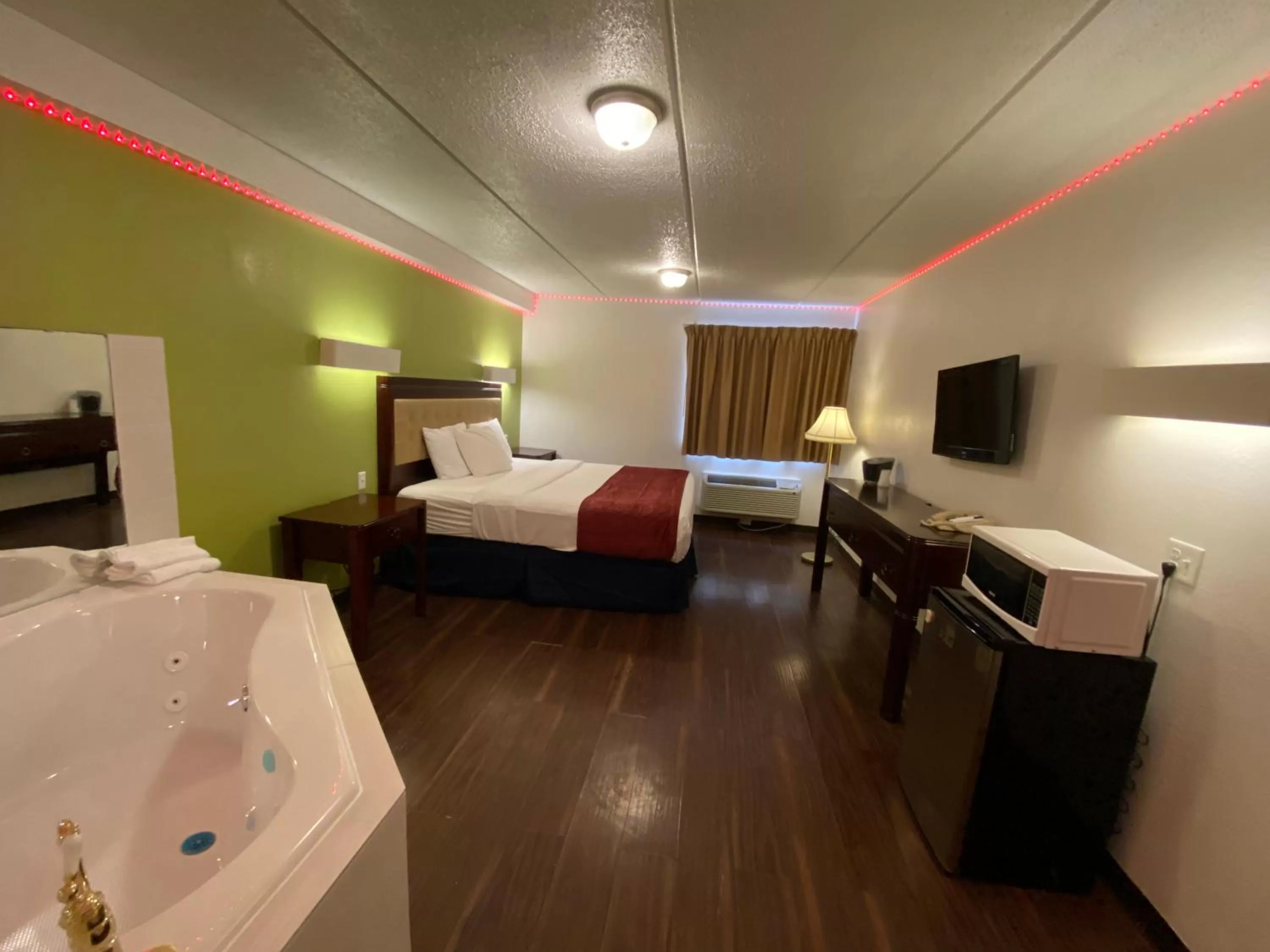 Photo of the whole room, Bed in Skylight Inn Willoughby - Cleveland Mentor