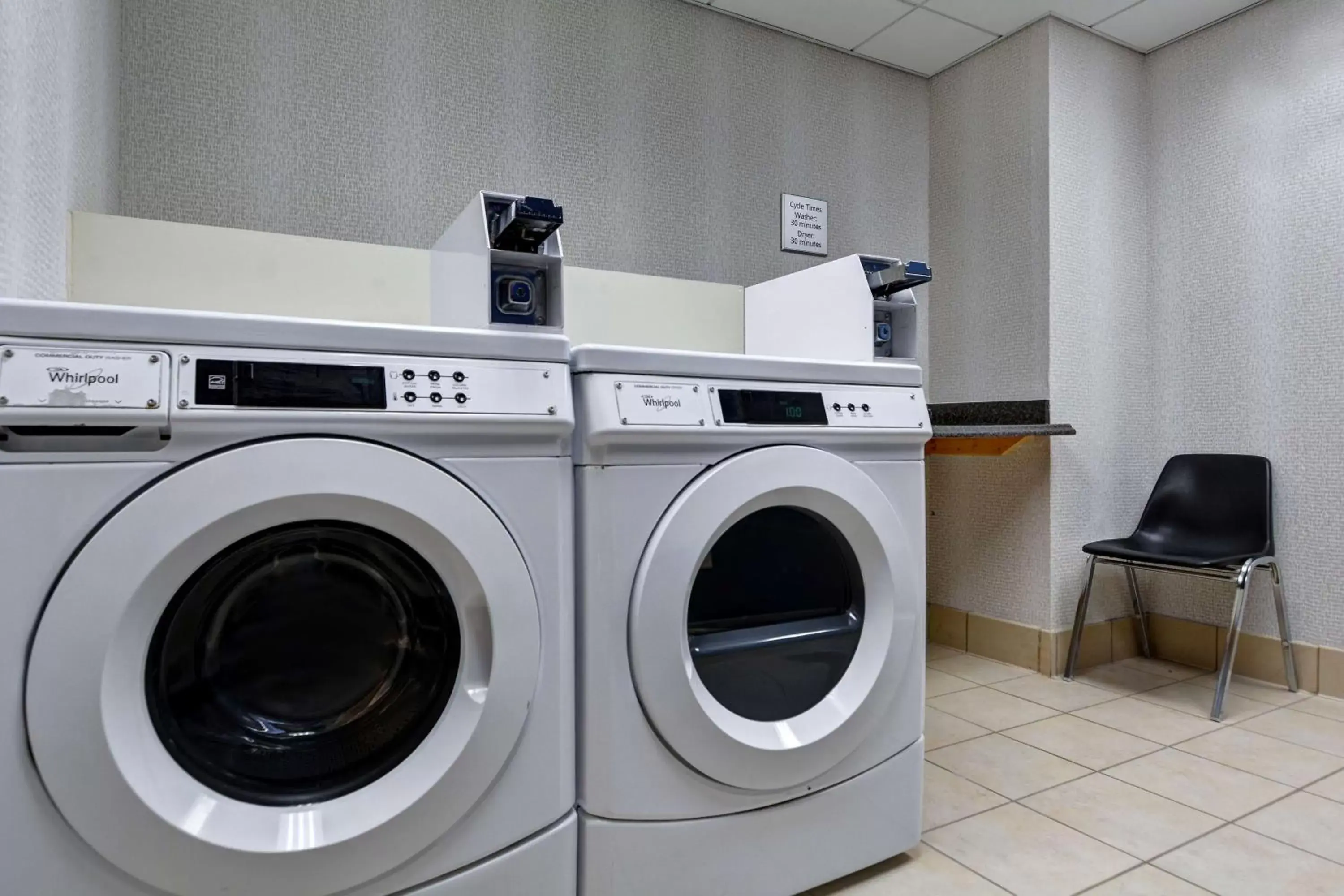 Property building, Kitchen/Kitchenette in Hampton Inn & Suites Clearwater/St. Petersburg-Ulmerton Road