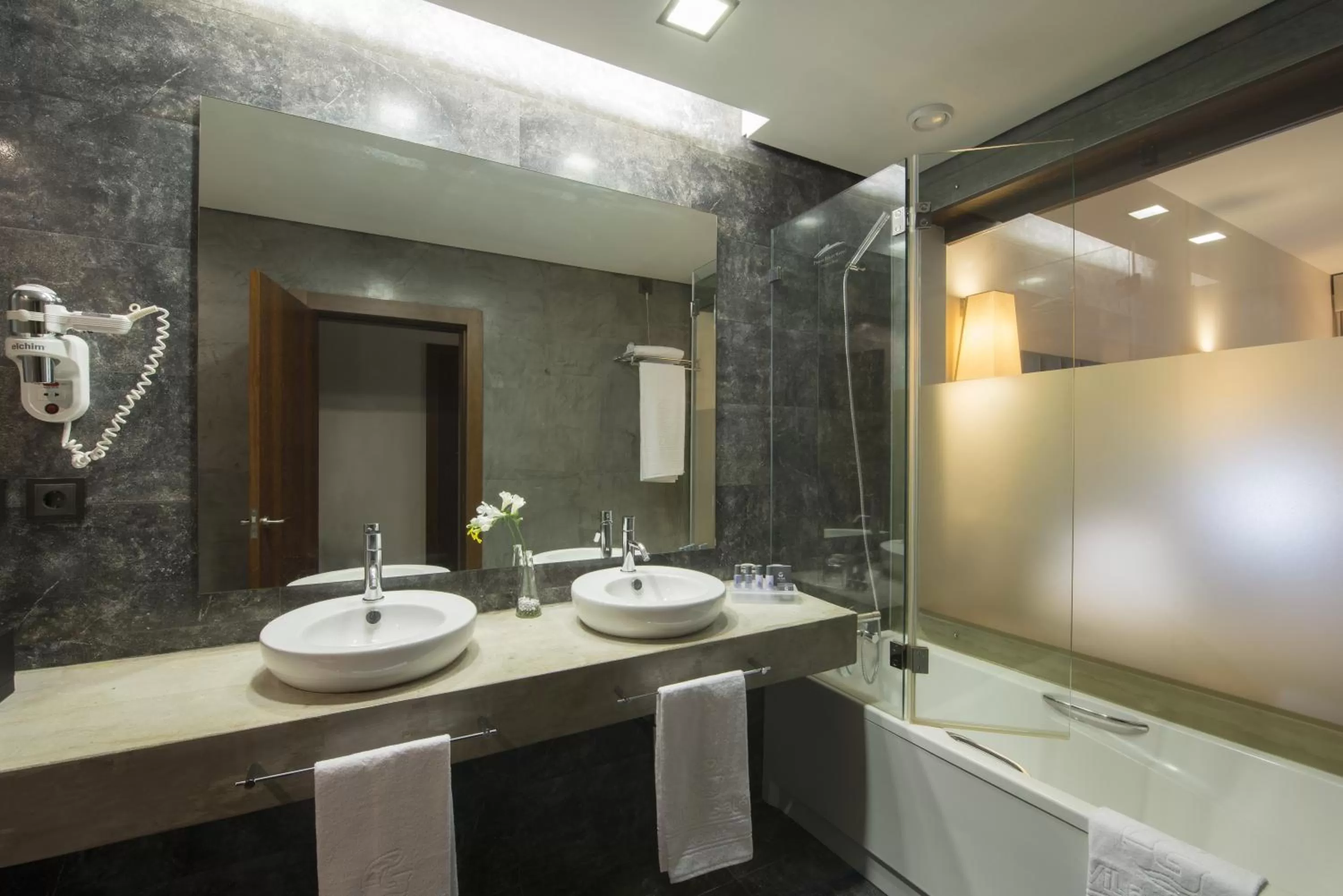 Twin Room with River View - single occupancy in Vila Gale Collection Douro