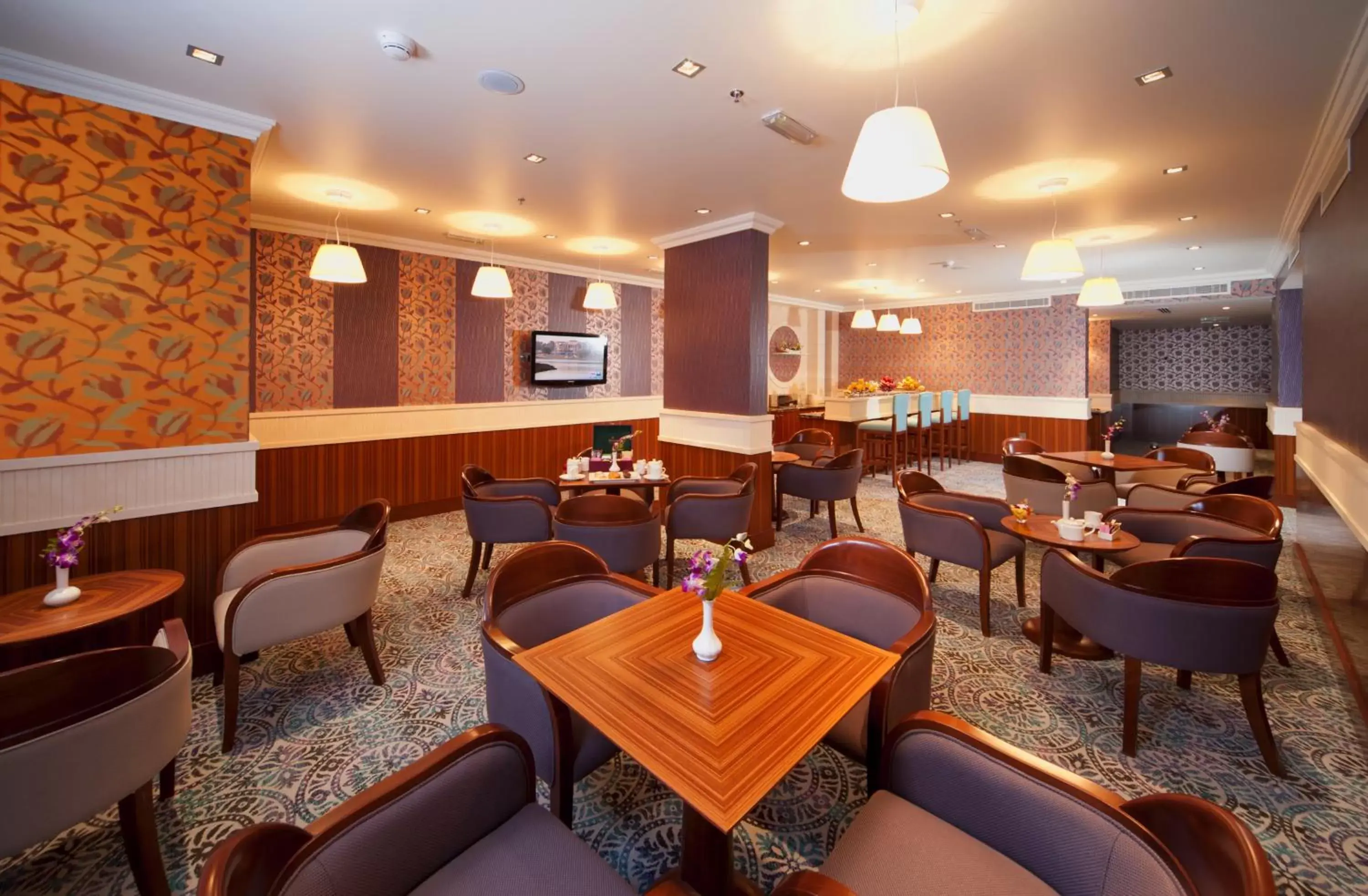 Lounge or bar in City Seasons Al Hamra Hotel Lounge or bar in City Seasons Al Hamra Hotel