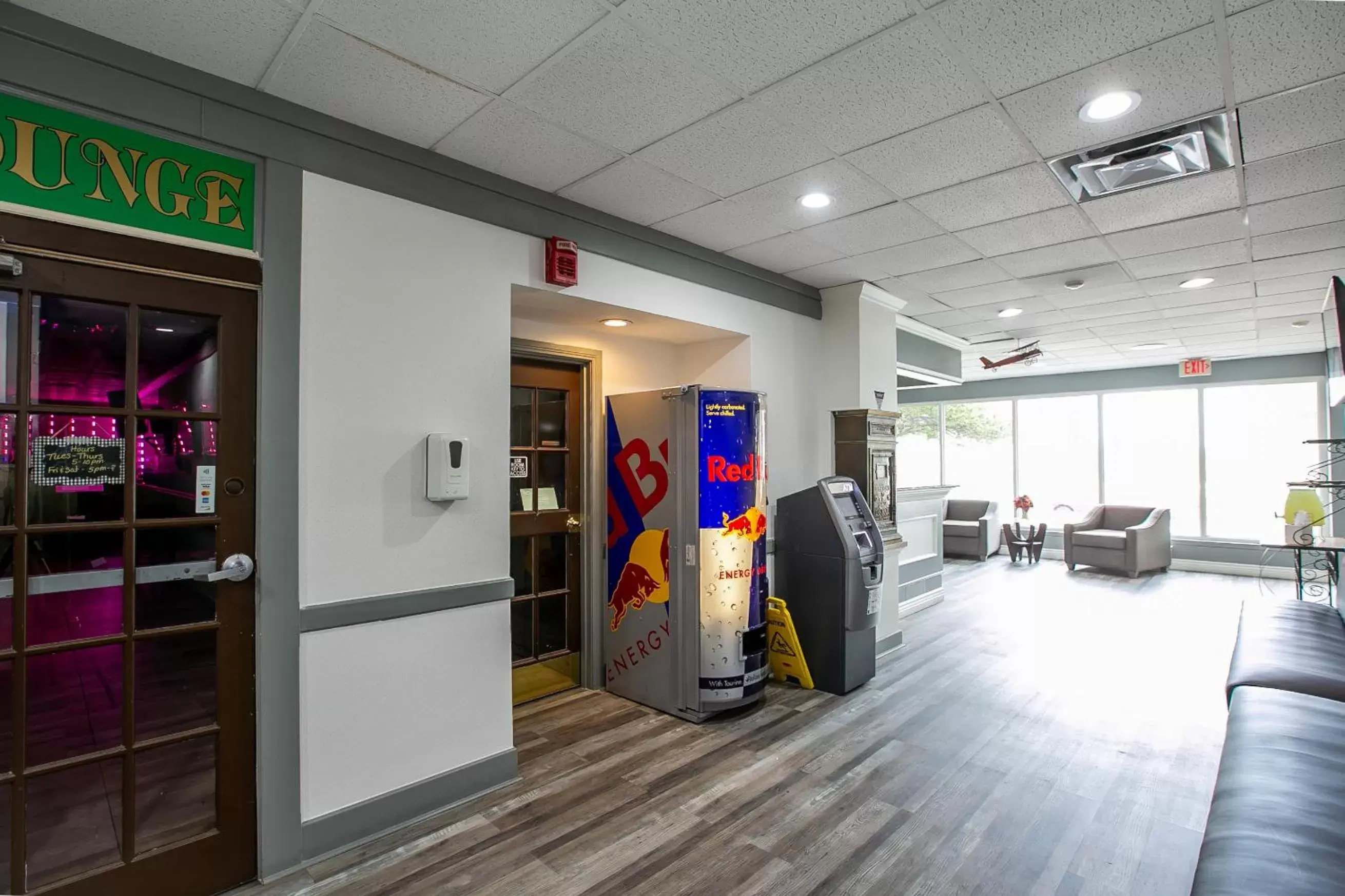 Communal lounge/ TV room in Clarion Inn Dayton Airport