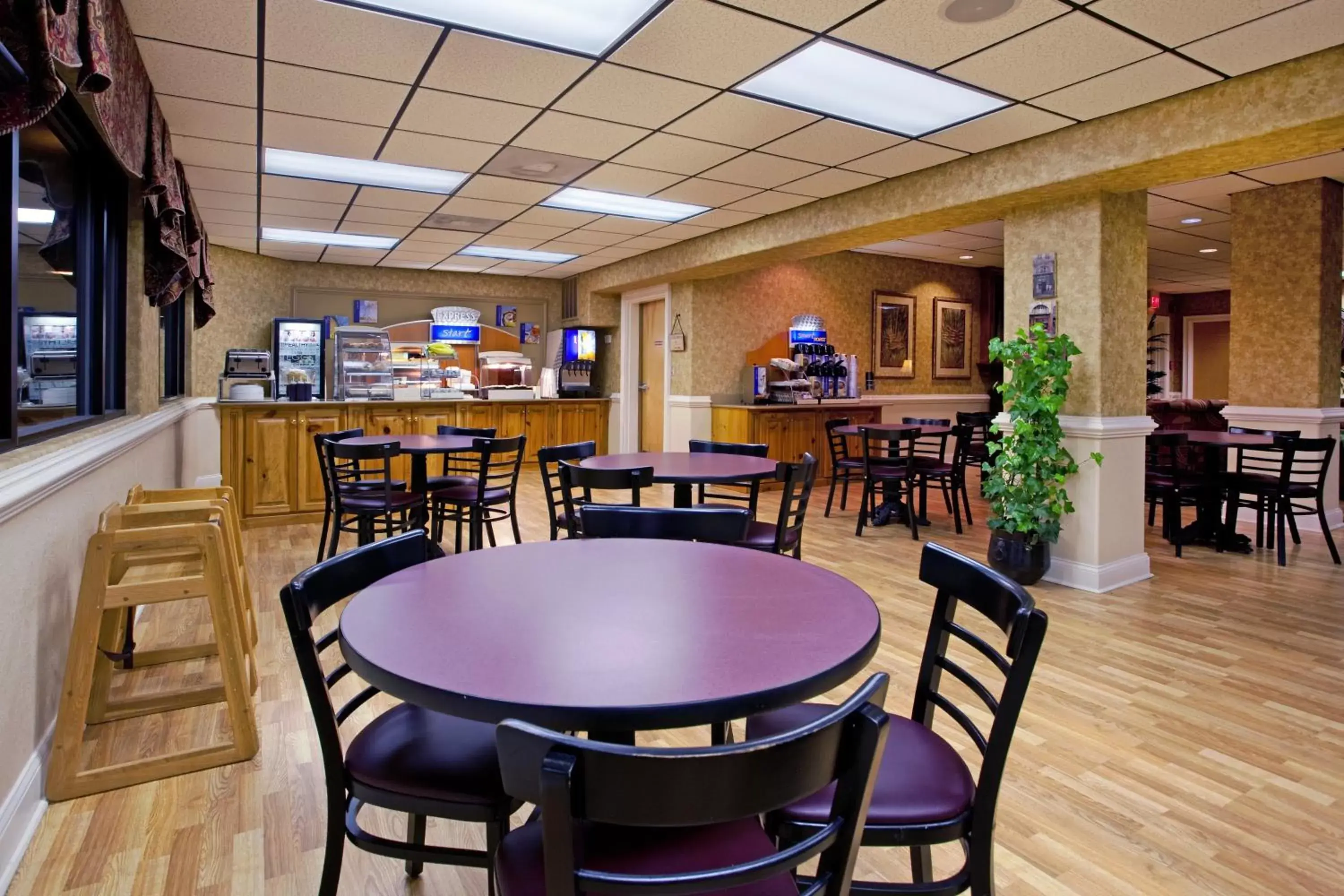 Lounge or bar, Restaurant/Places to Eat in Moncks Corner Inn