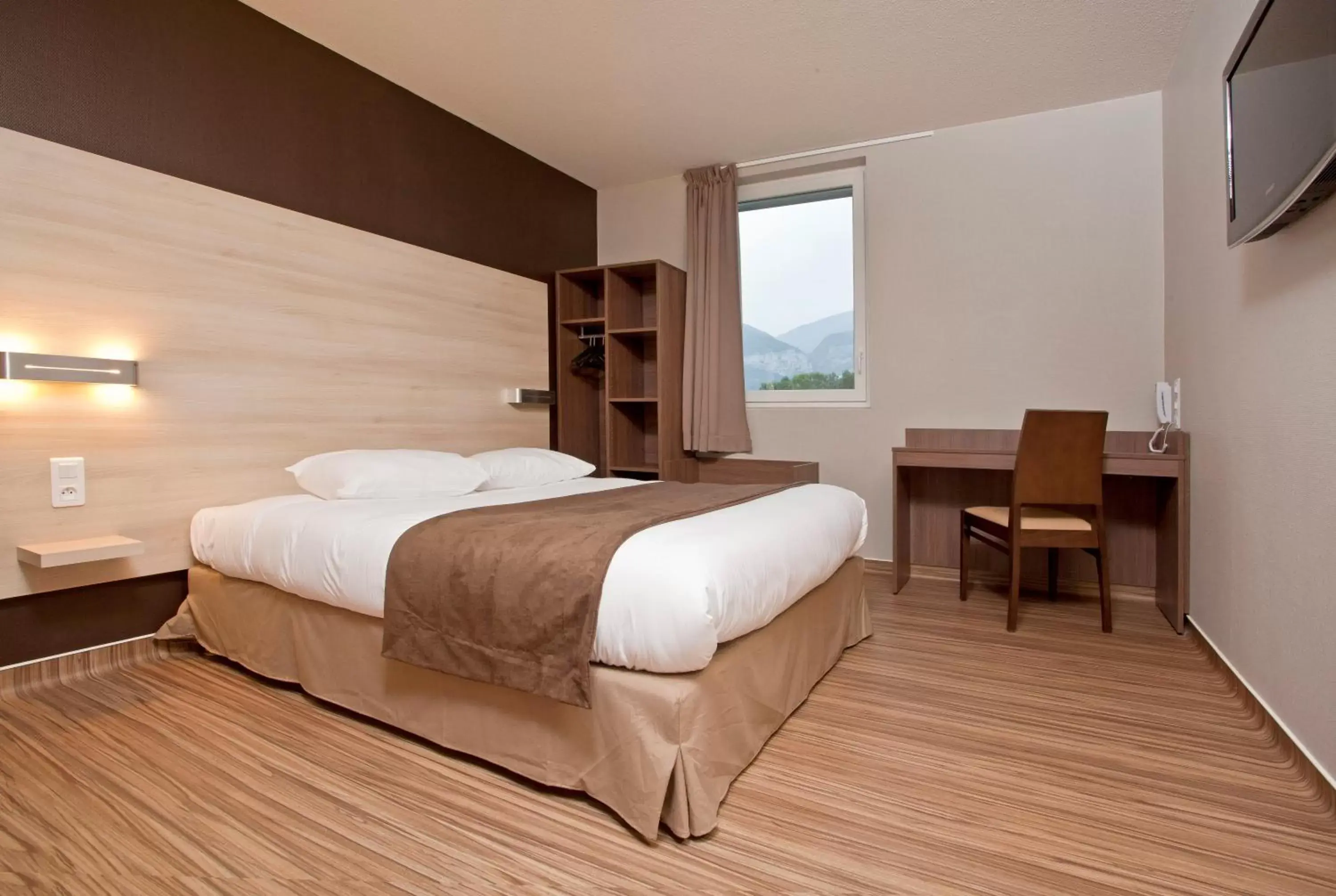 Photo of the whole room, Bed in Ekho Hotel Grenoble Nord Saint Egrève