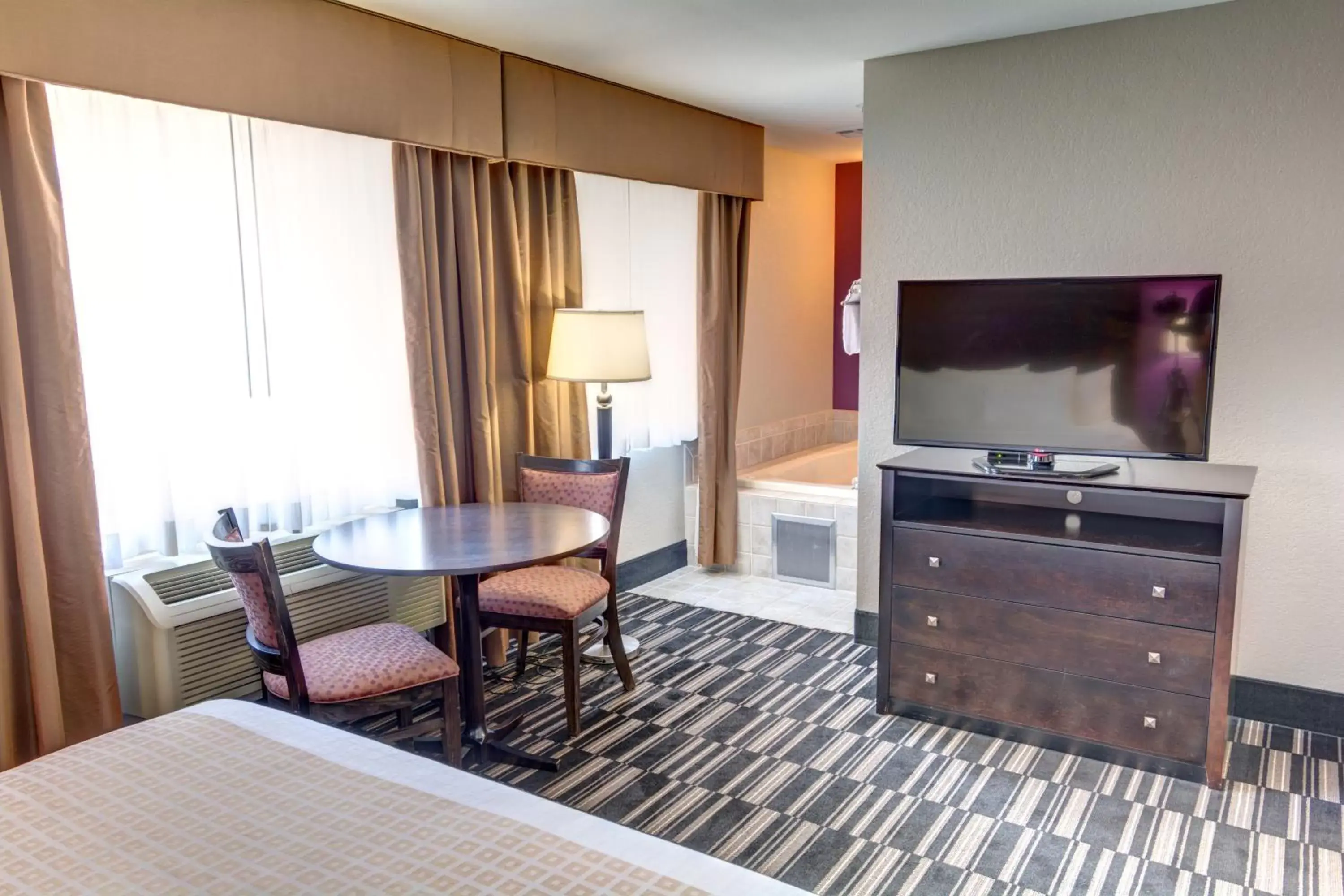 Living room, Bed in La Quinta by Wyndham Spokane Valley Living room, Bed in La Quinta by Wyndham Spokane Valley