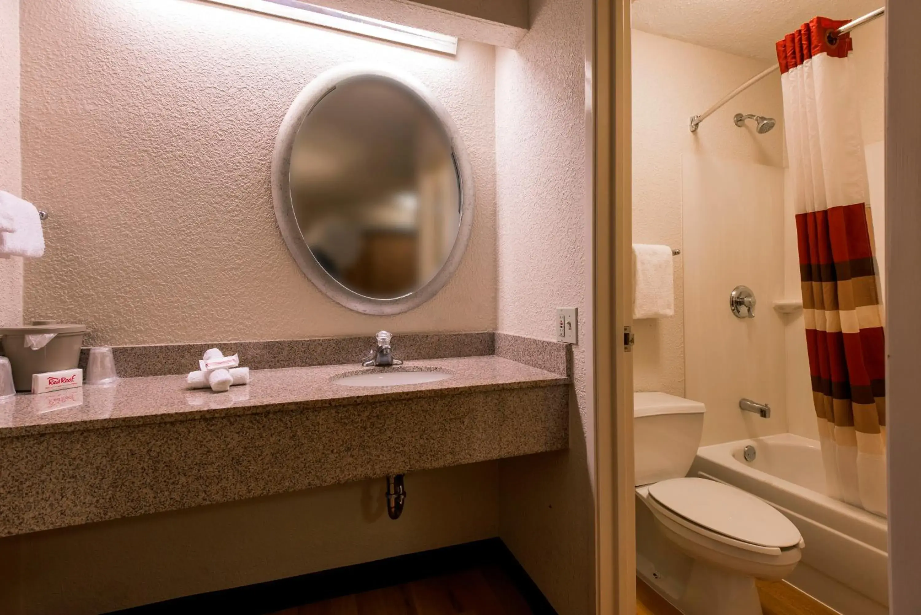 Bathroom in Red Roof Inn Tucson South - Airport