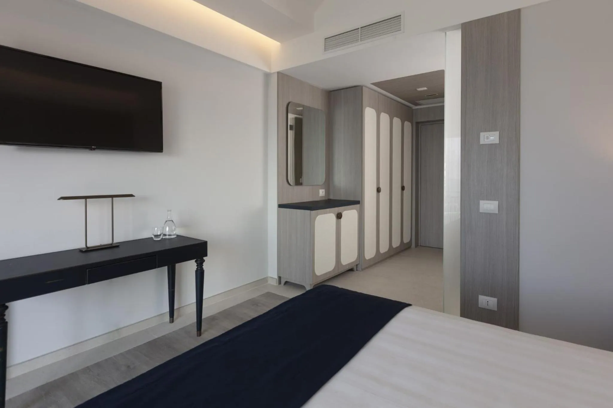 Photo of the whole room, Bed in Summit Hotel