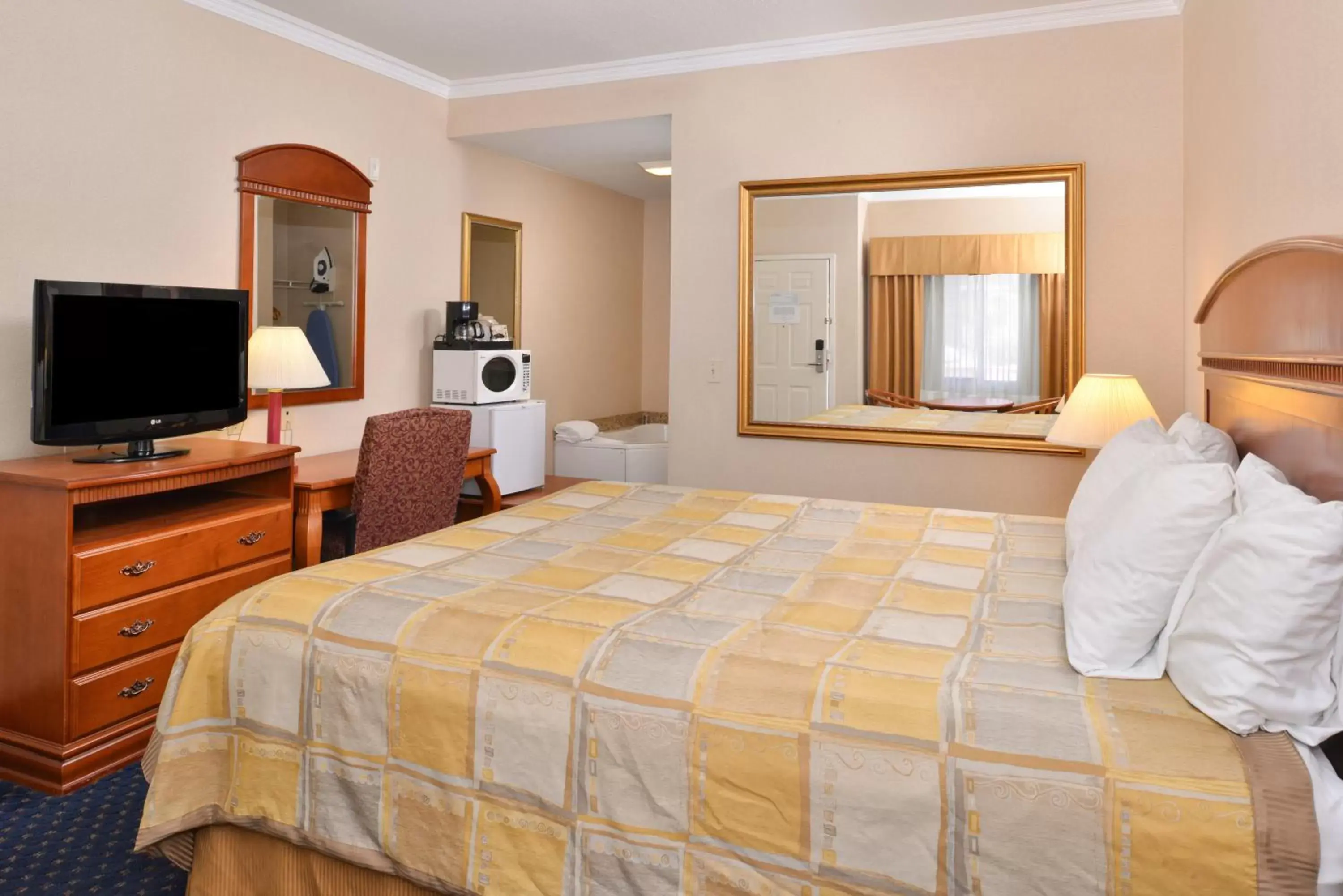 Bedroom, TV/Entertainment Center in Americas Best Value Inn - Joshua Tree/Twentynine Palms