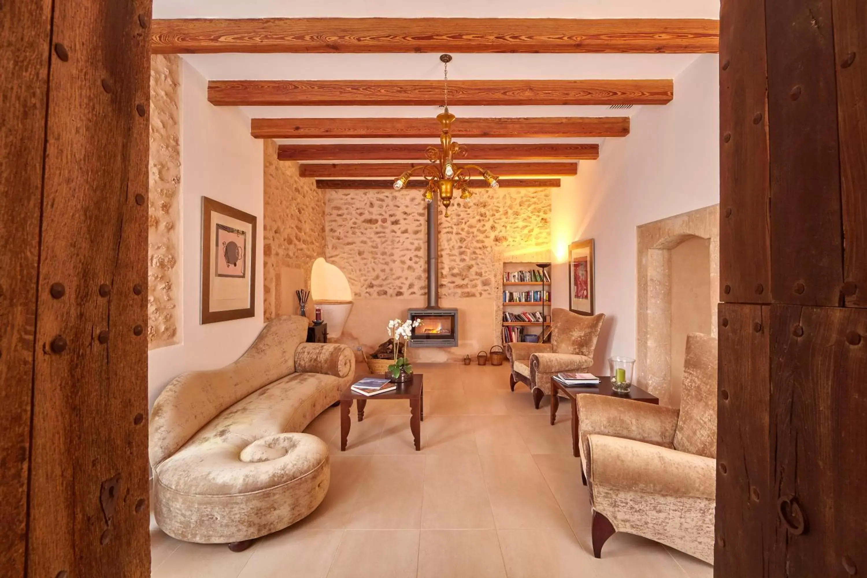 Library, Seating Area in Bennoc Petit Hotel