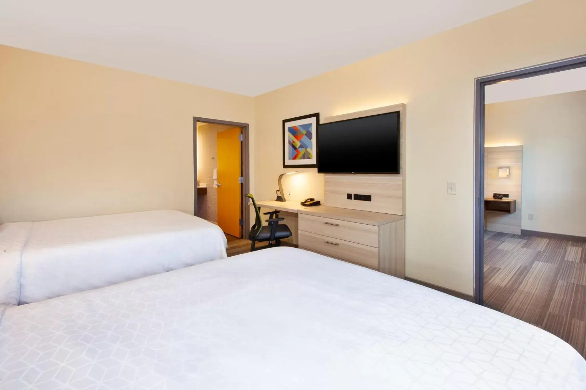 Photo of the whole room, Bed in Holiday Inn Express Absecon-Atlantic City Area, an IHG Hotel