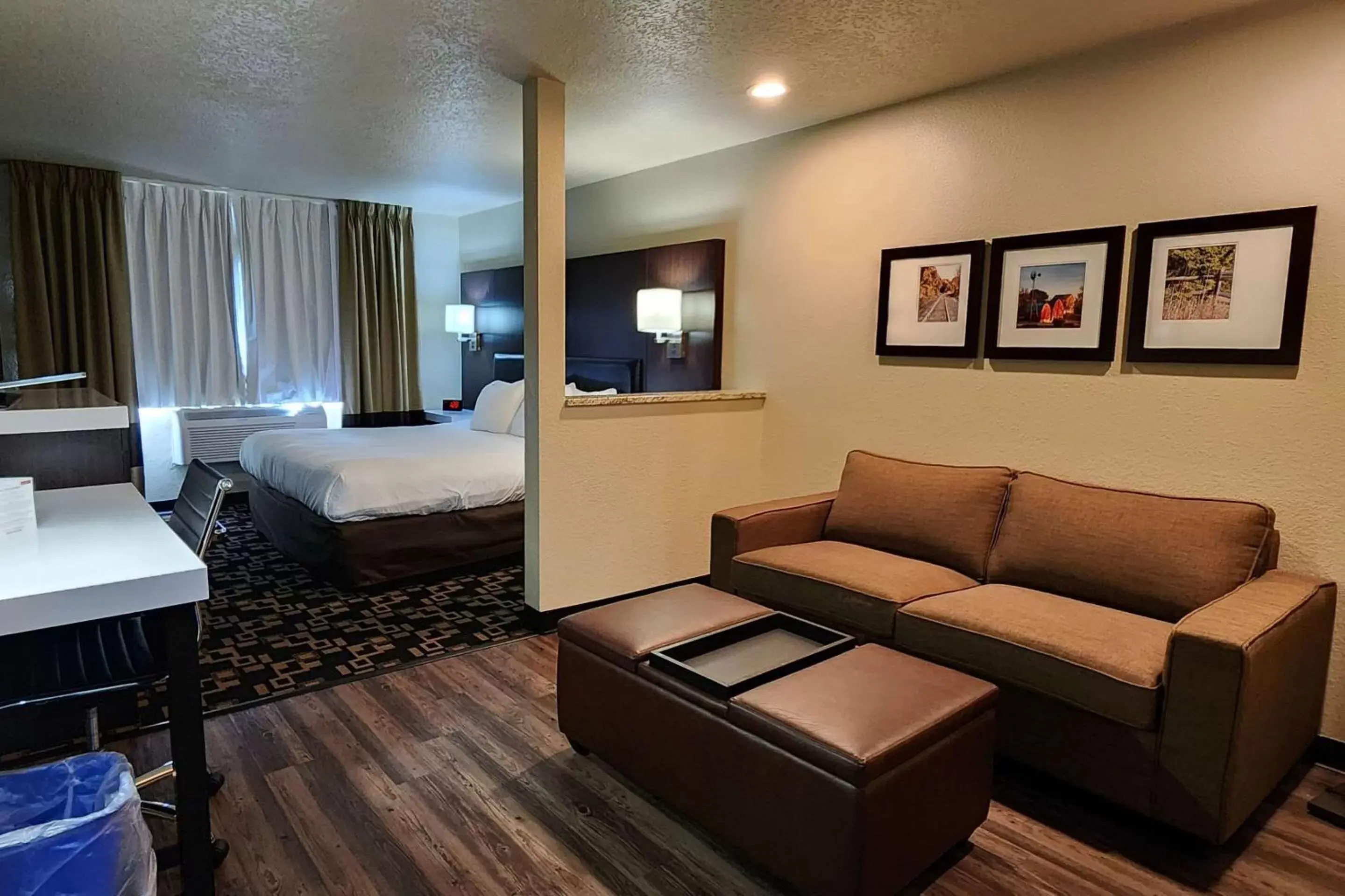 Bedroom, Seating Area in Comfort Inn & Suites