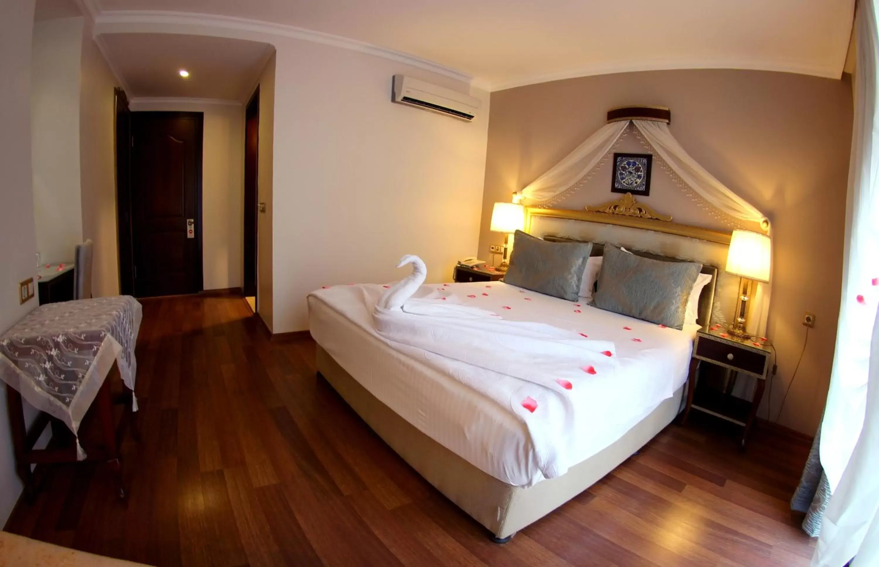 Bed, Room Photo in Saint John Hotel