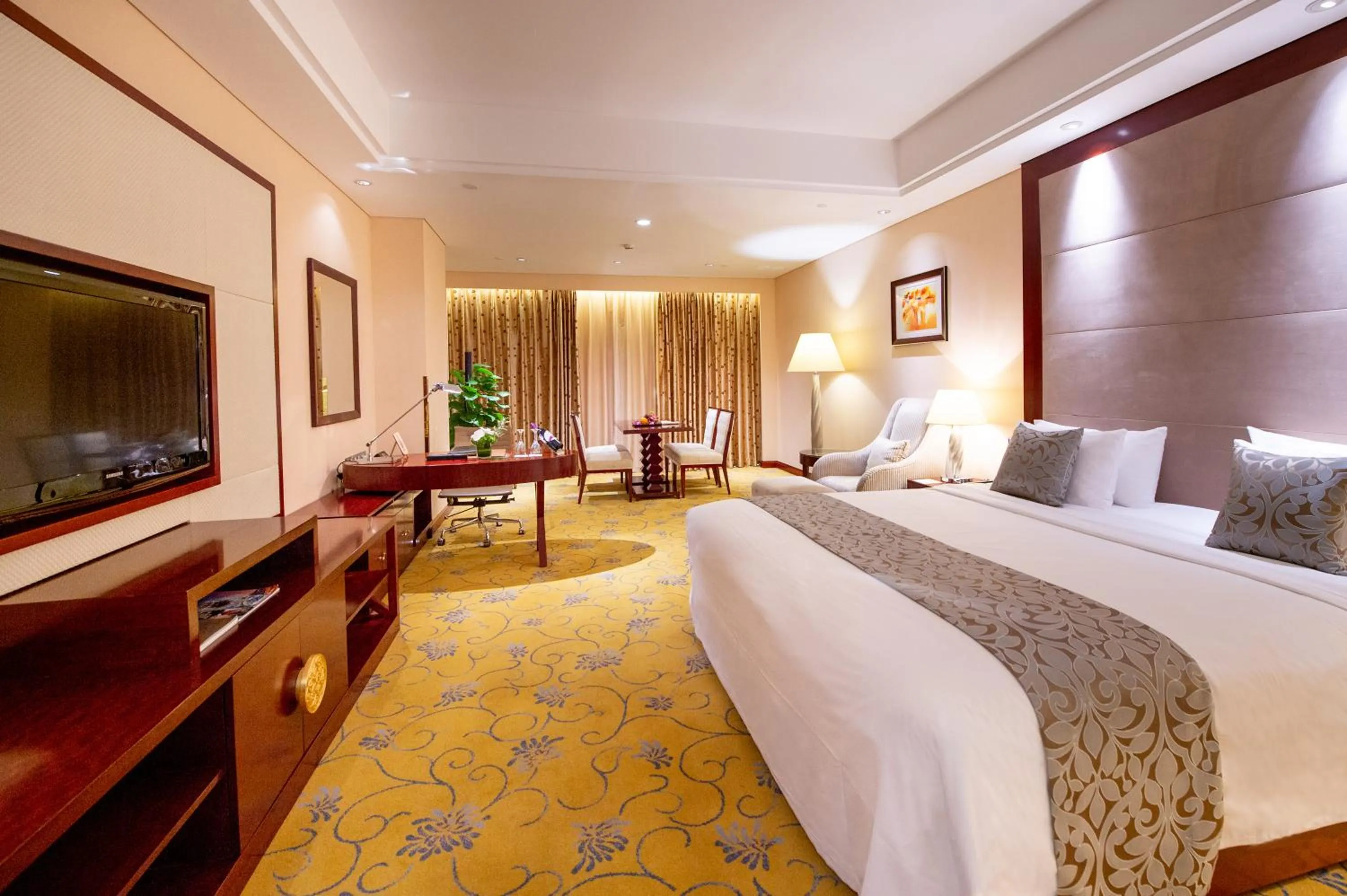 Photo of the whole room, Bed in Howard Johnson Tropical Garden Plaza Kunming