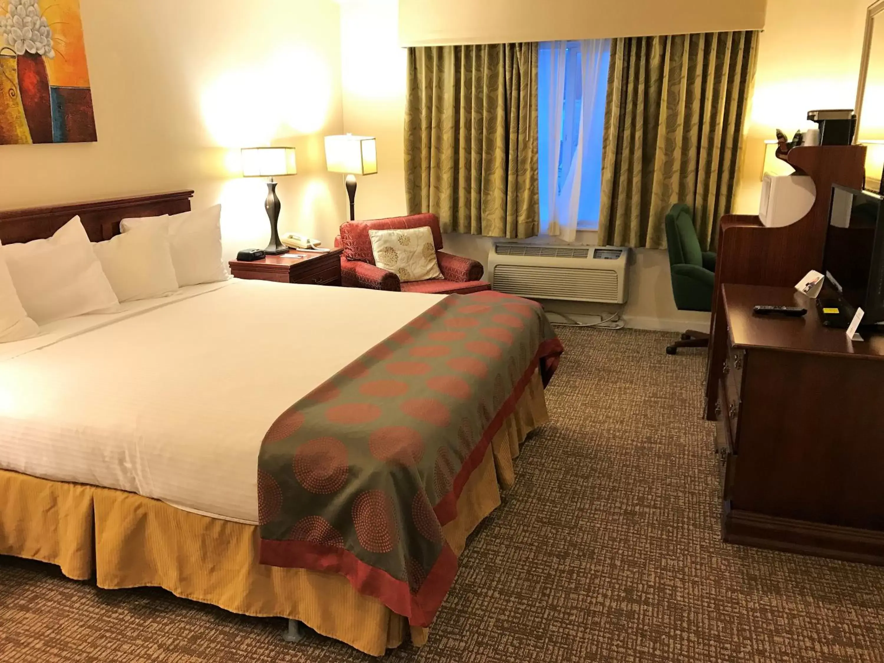 Photo of the whole room, Bed in Ramada by Wyndham Draper