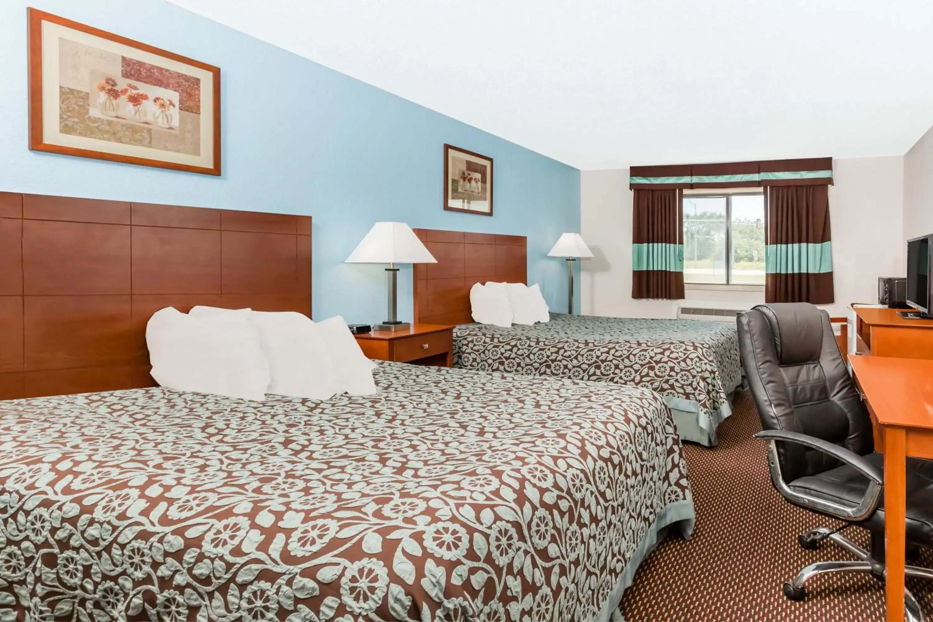 Bed in Days Inn by Wyndham Ankeny - Des Moines