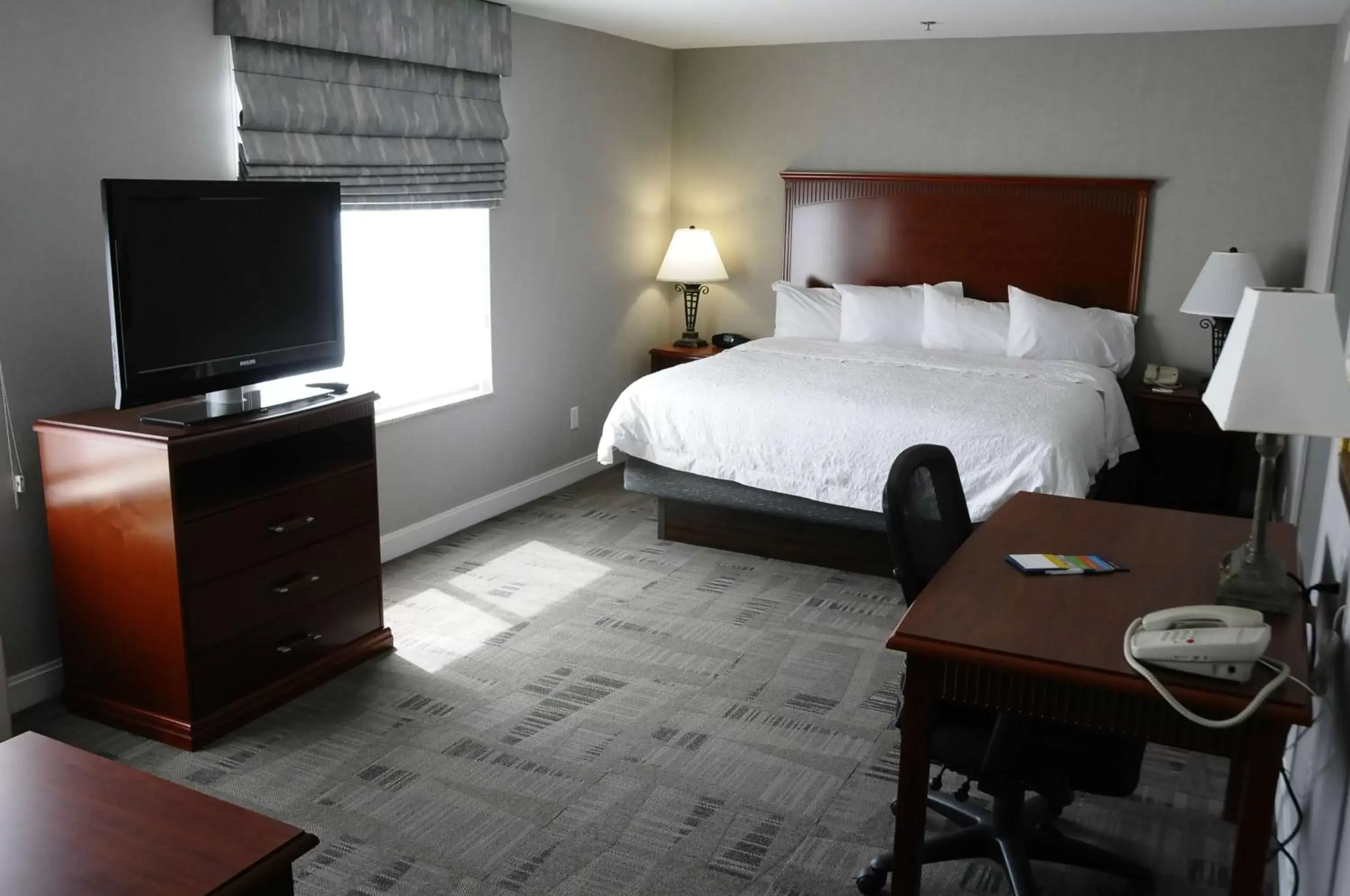 Bedroom, Bed in Hampton Inn & Suites Redding