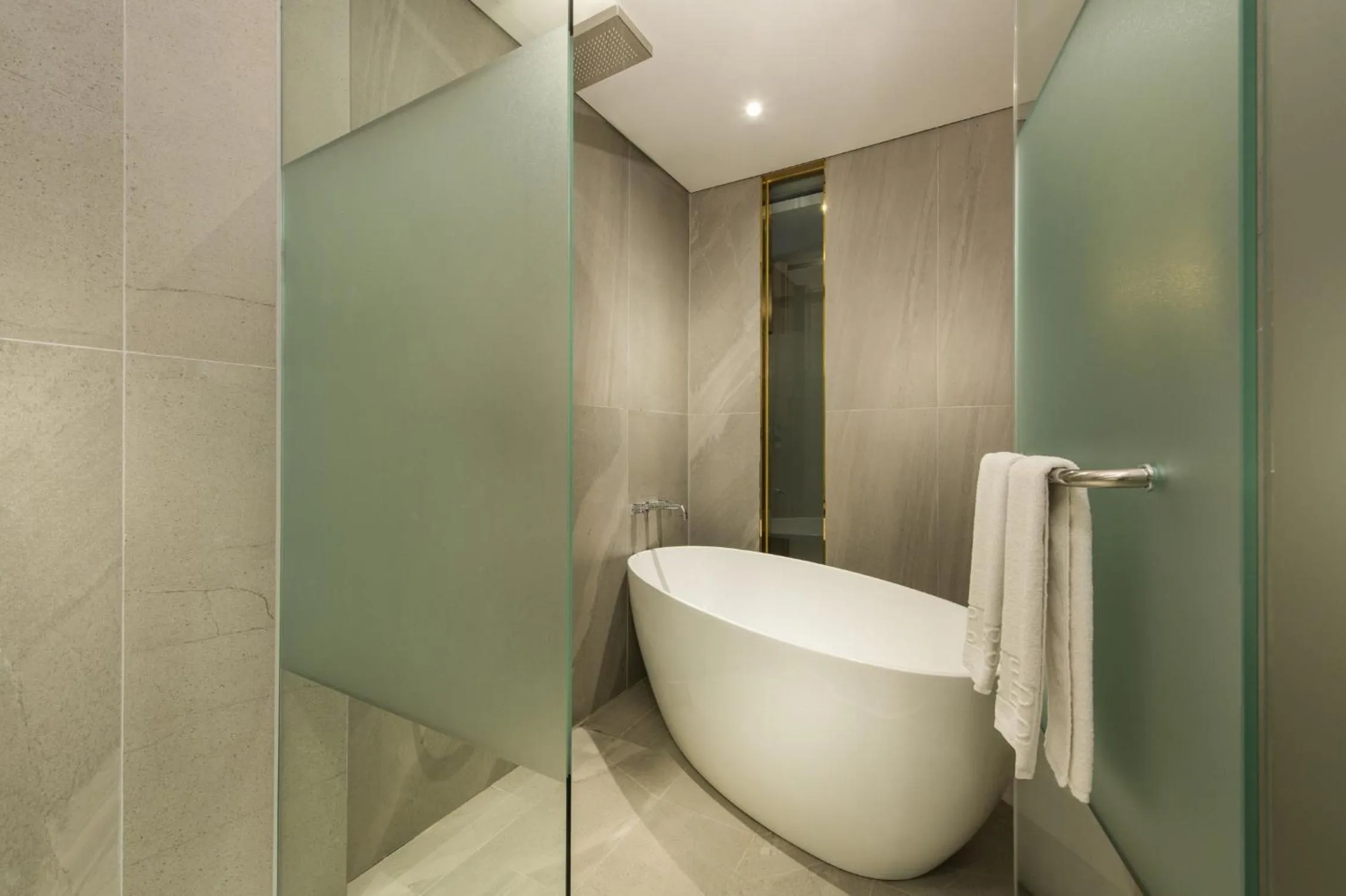 Shower in Hotel Peyto Gangnam